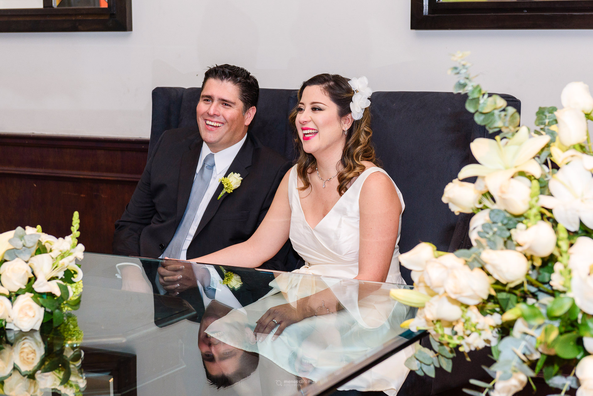 Fotografía de boda civil en Windsor Eventos, nova y novio sentados en la mesa principal sonriendo dureante la ceremonia