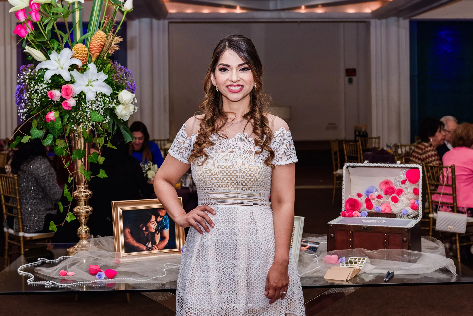 novia frente a mesa de recepción durante despedida de soltera