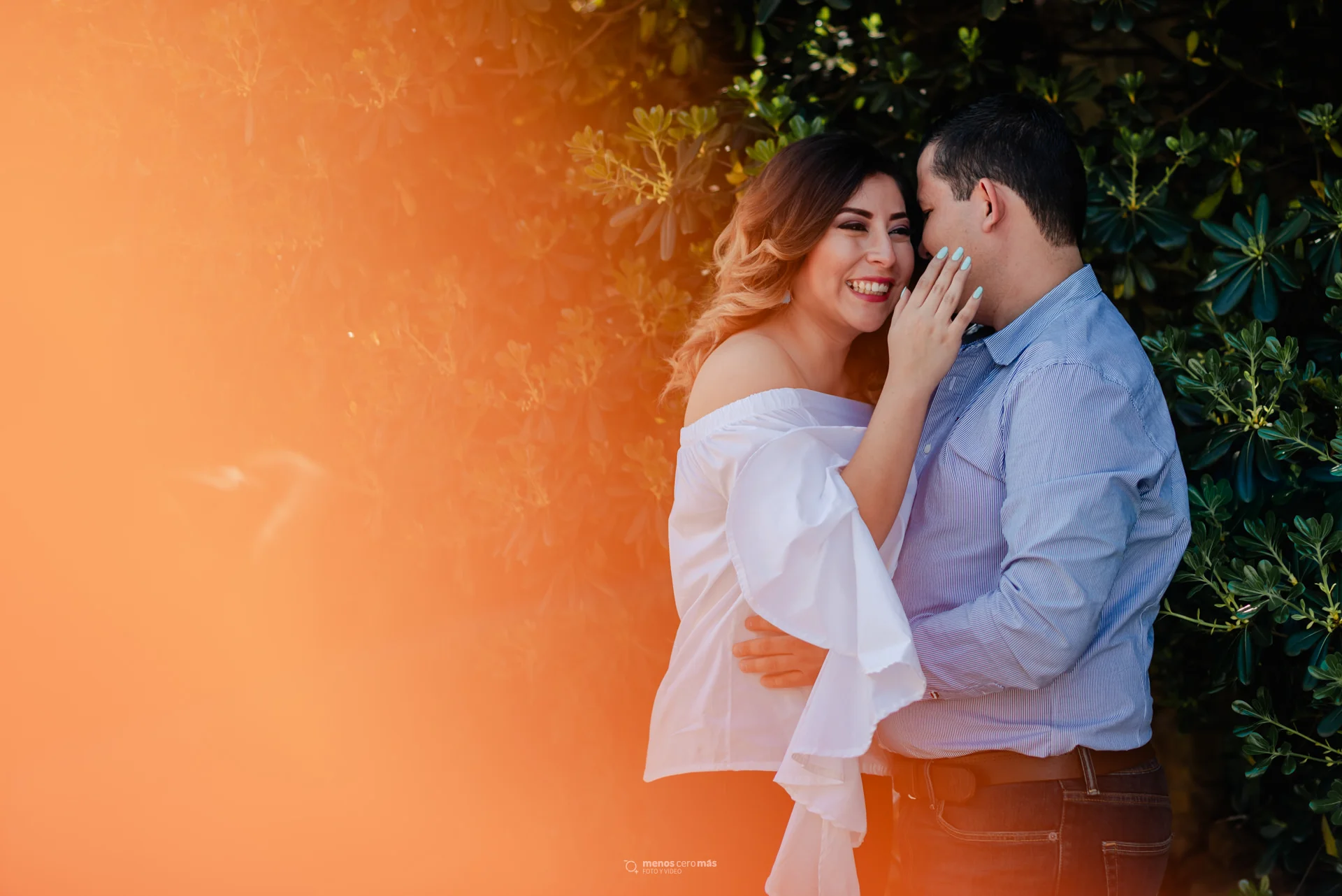 pareaja sonriente durante su sesión fotográfica en Chipinque