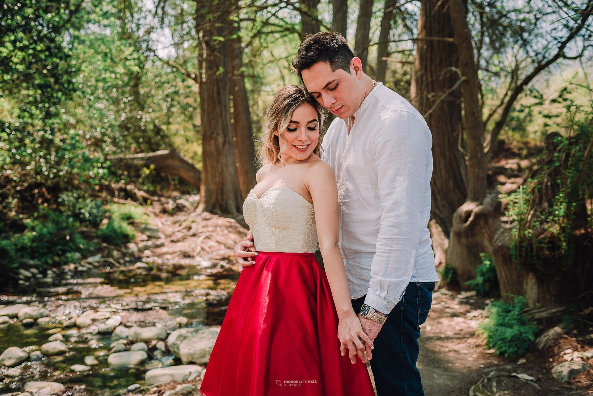 Sesión fotográfica de pareja tomados de la mano posando en rio en Parque Ecológica la Estanzuela
