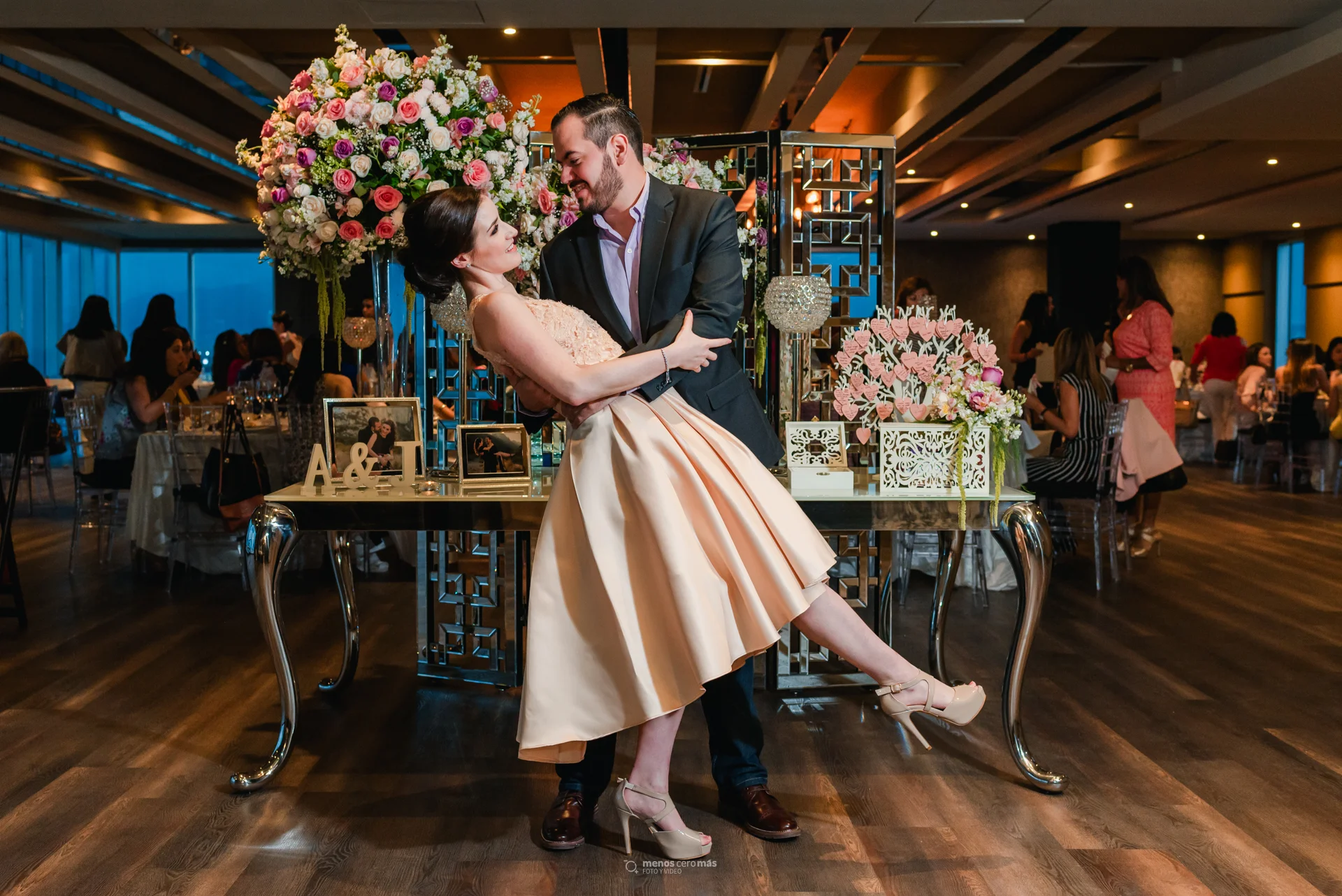 novios bailando en entrada de despedida de soltera, fotografía en Atrium Eventos