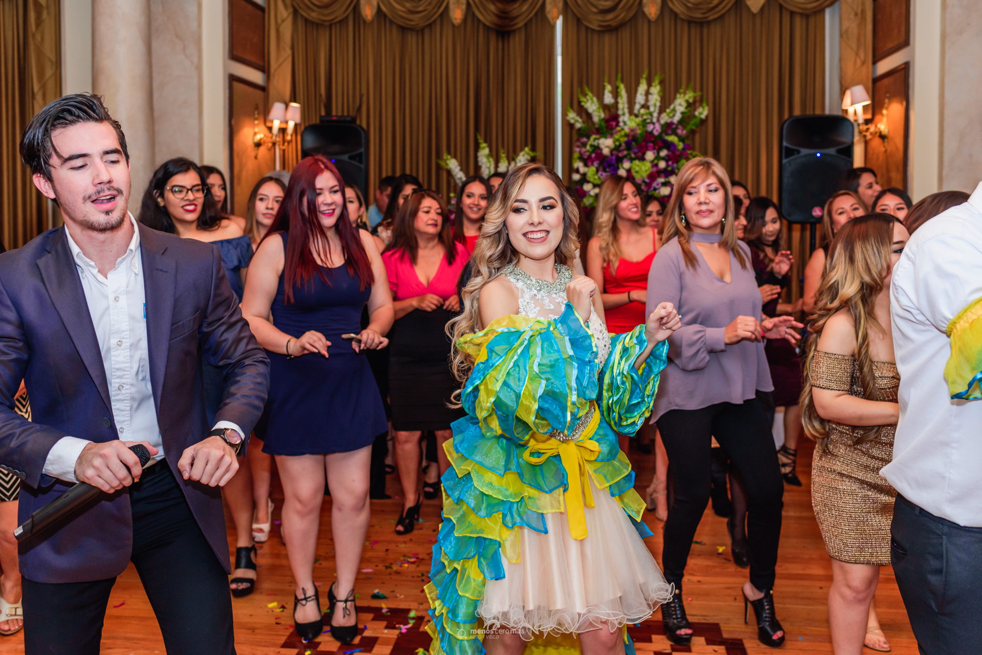Fotografía de novia bailando durante dinamica de despedida de soltera en Hotel Ancira