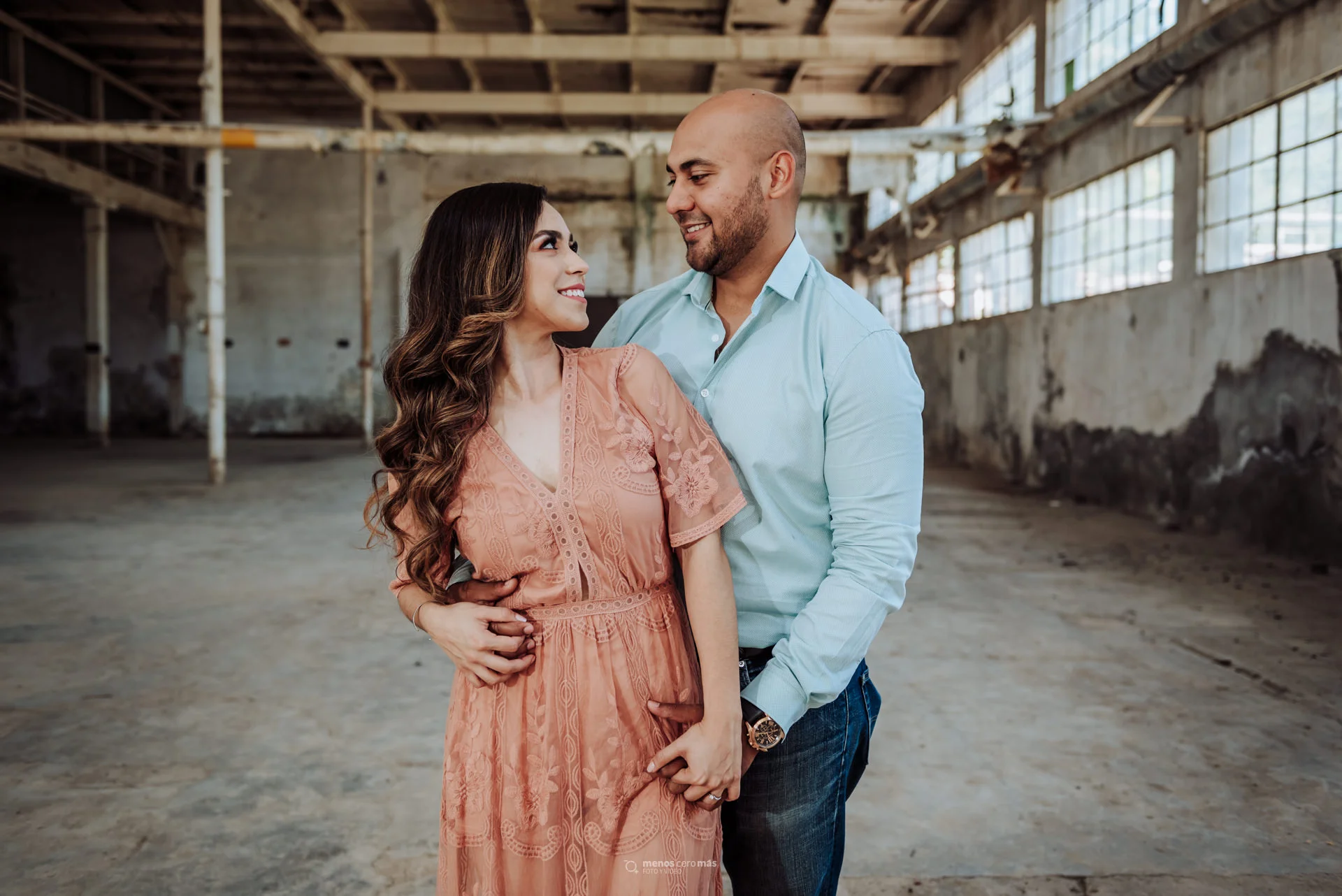 Fotografía de sesión casual bertha y fabian realizada en Fábrica el Porvenir e1591646096601