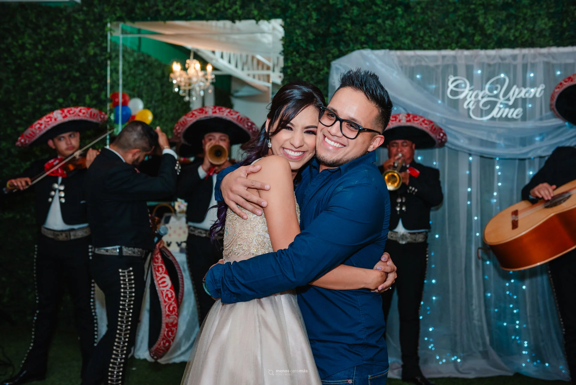 pareja aabrazada con mariachis de fondo
