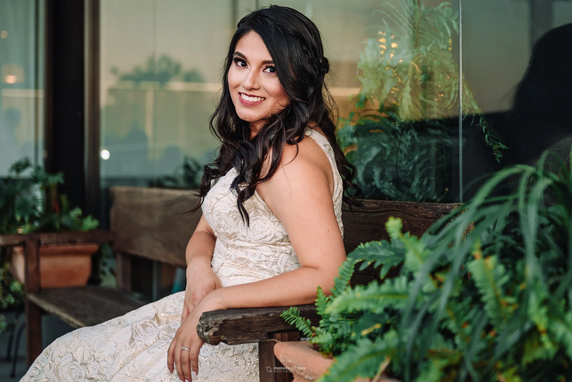 Fotografía de novia posando sentada en banca de madera en su despedida de soltera en Casa Carlina