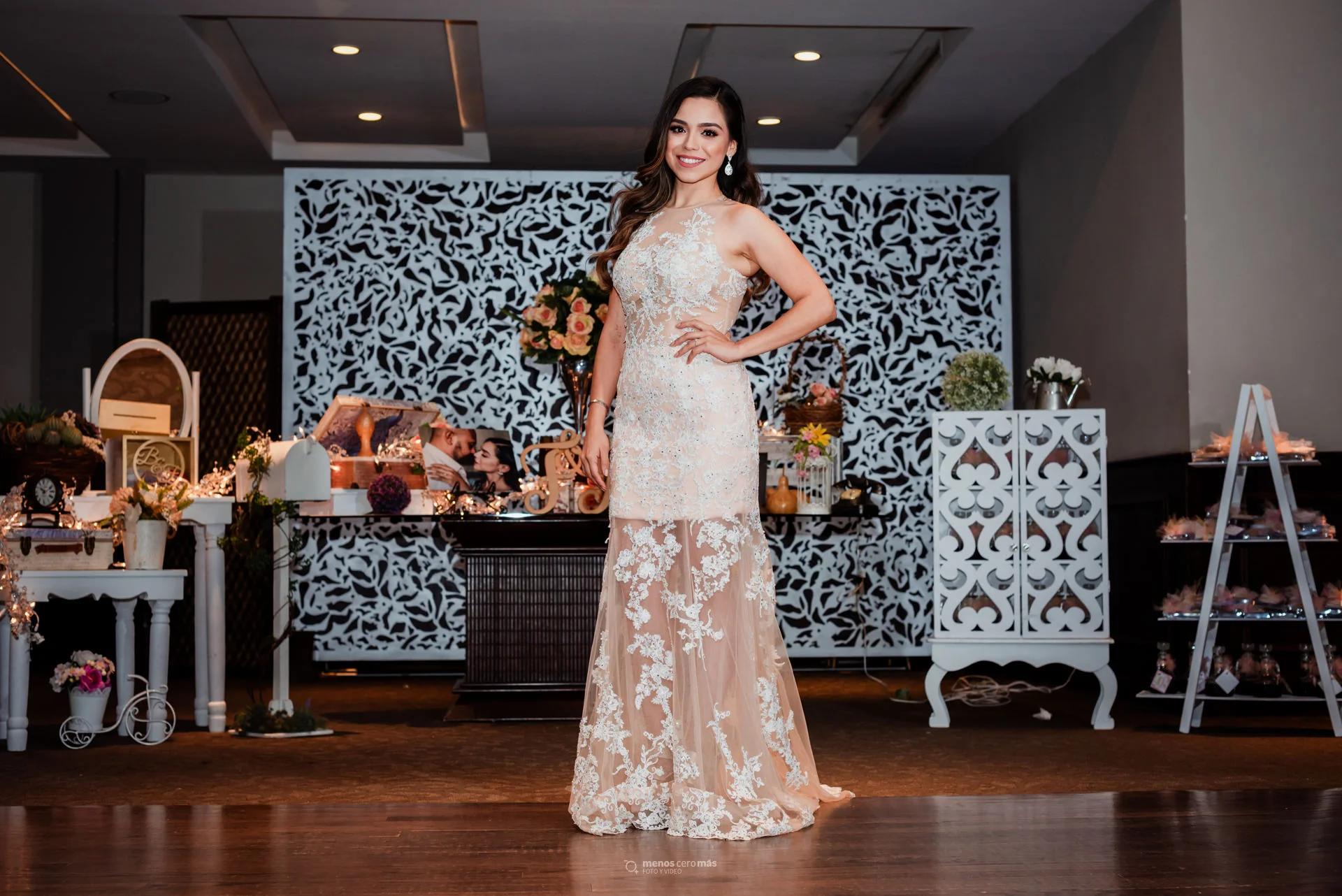 Fotografía de novia posando en centro de la pista en despedida de soltera en Windsor Eventos