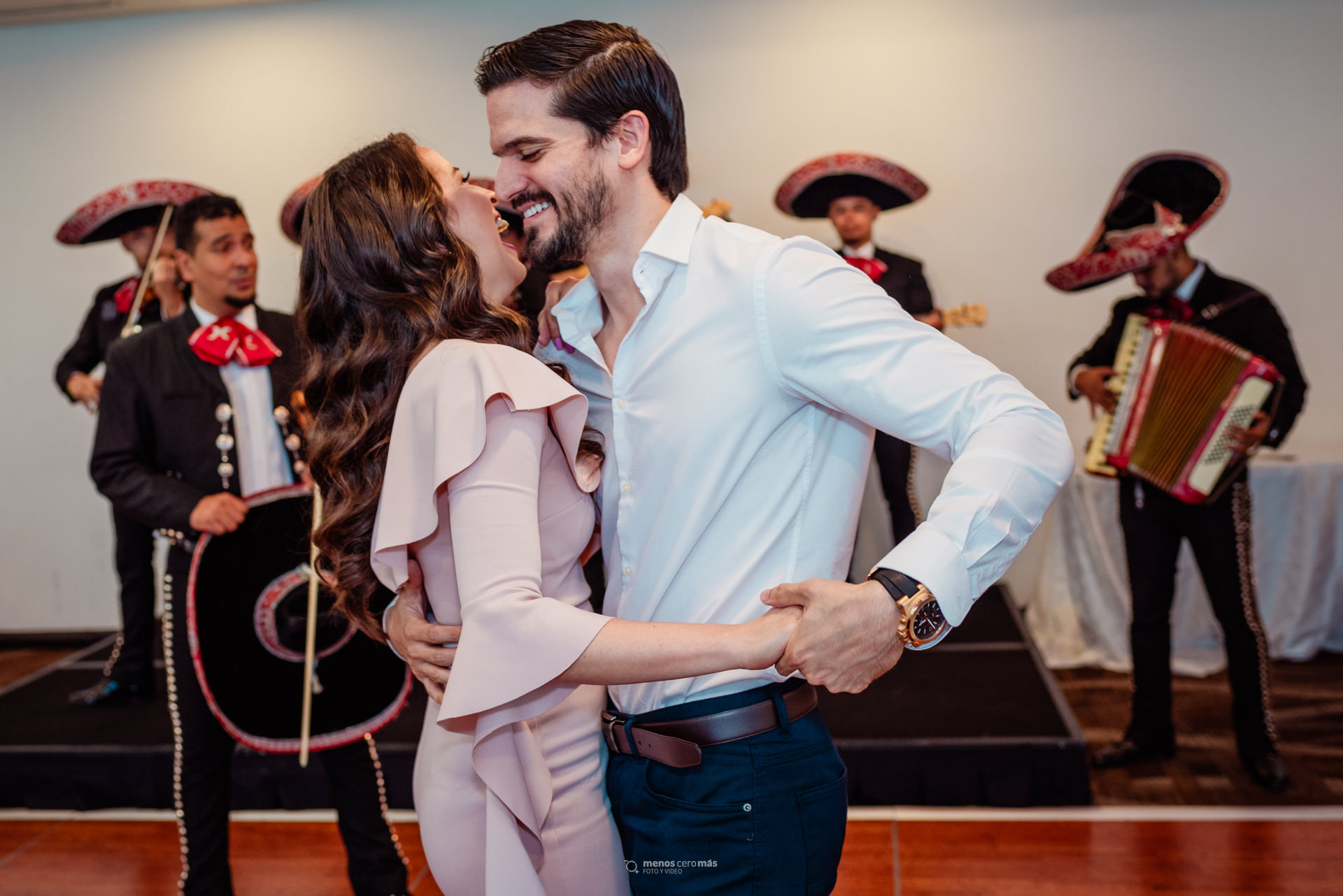 Fotografía de despedida de soltera de Mabel en Atrium Eventos, mariachis cantando mientras bailan los novios