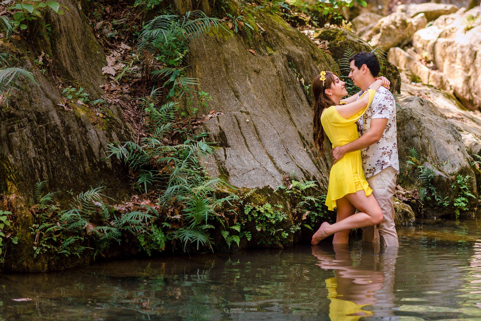 fotografía de pareja en río en su sesión casual en parque la estanzuela
