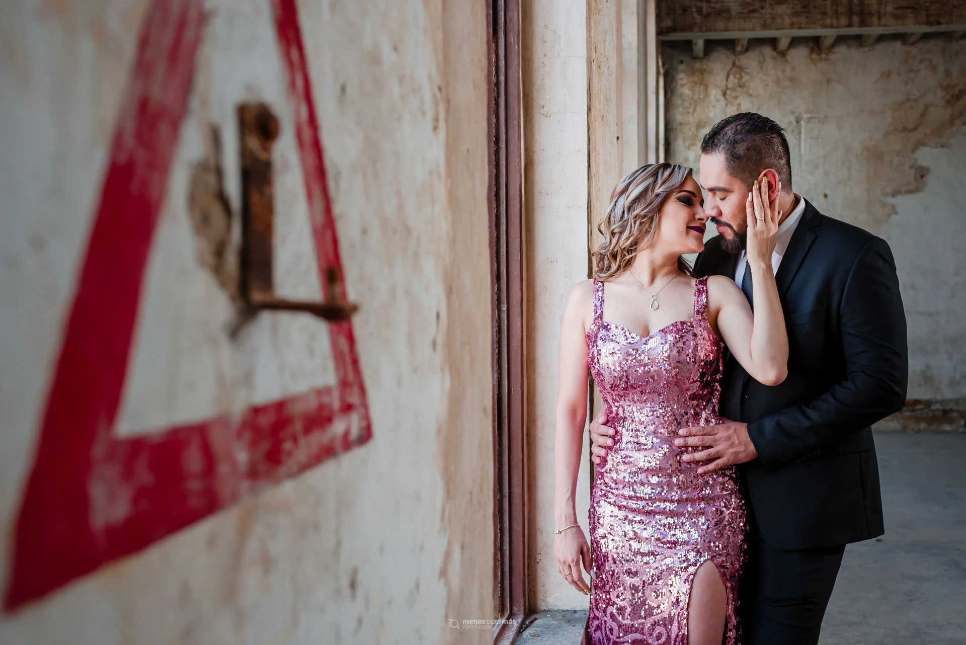 Fotografía de pareja en su sesón casual en fábrica el Porvenir. Novio abrazando a novia