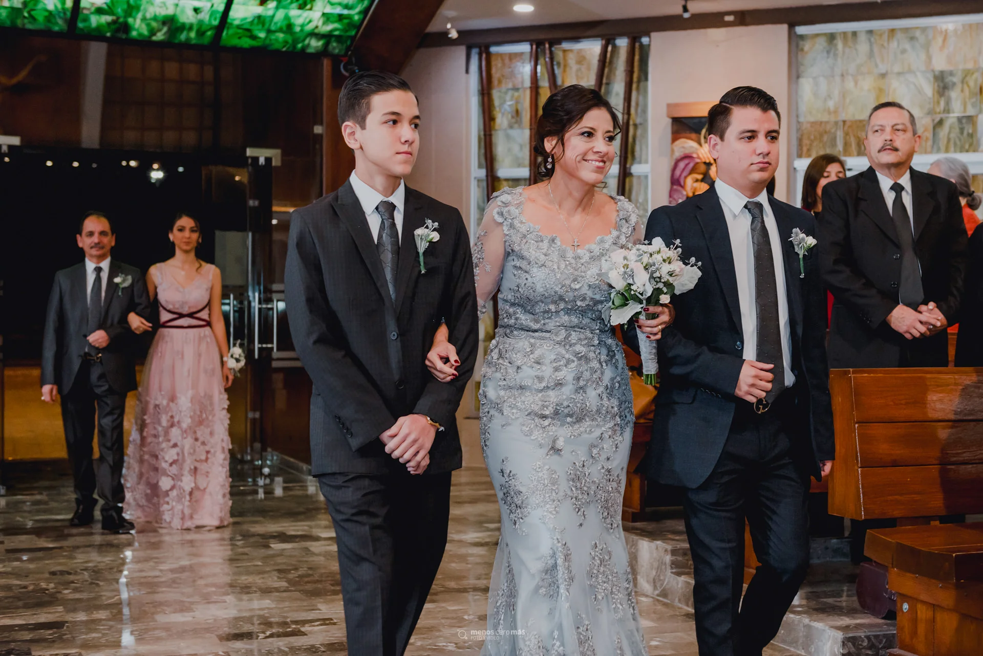 Fotografía de aniversario matrimonial de Abdiel y Eva en Las Lomas Eventos, Monterrey. Eva, con sus hijos, entra a la ceremonia religiosa, mientras Abdiel y su hija la esperan