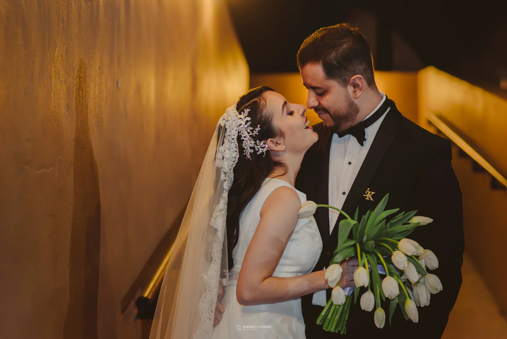 Karime y Erik, radiantes en su sesión de fotos de boda en el exterior del Hotel Holiday Inn Fundidora, Monterrey.