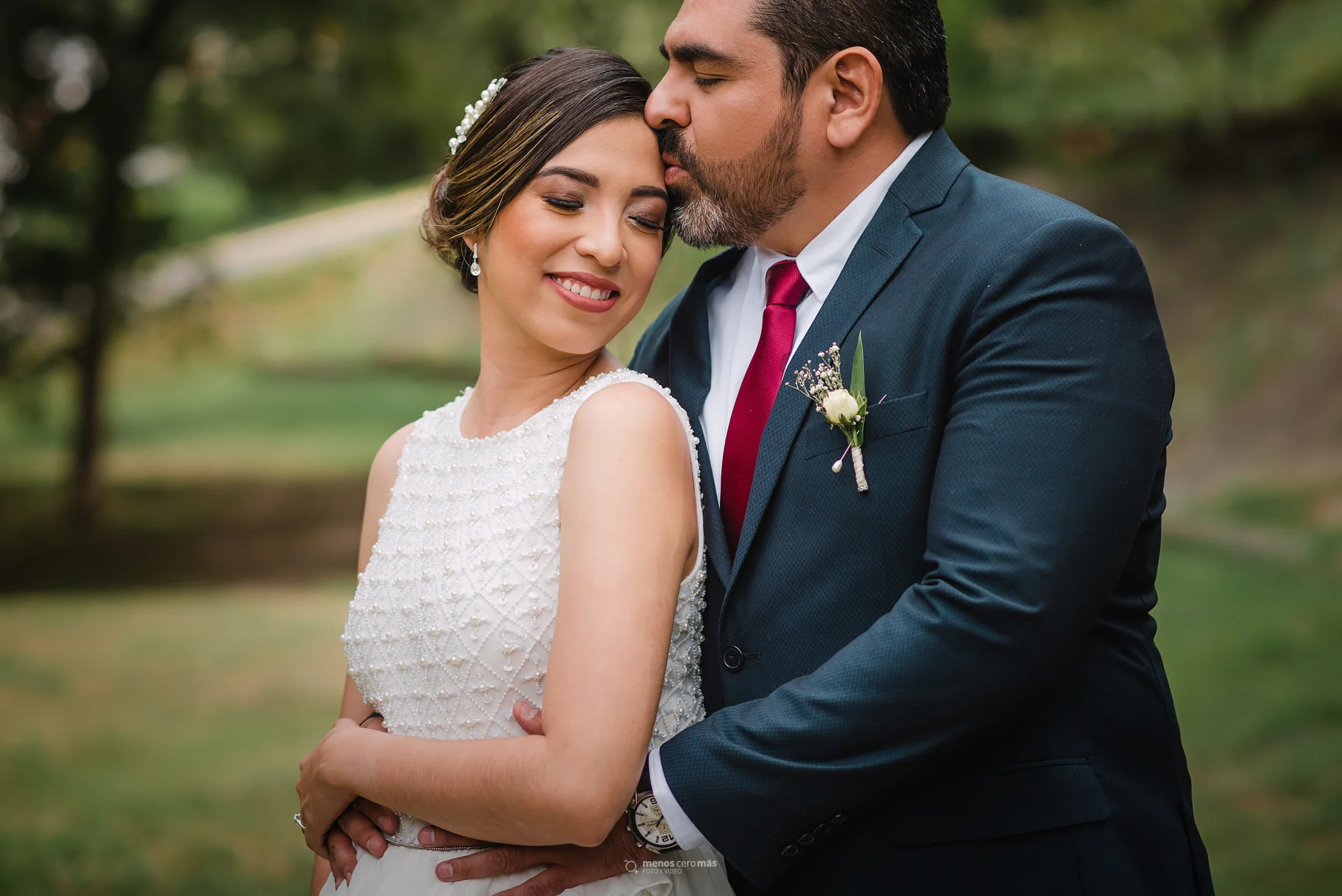 En la fotografía S. y G. se funden en un tierno abrazo previo a su ceremonia nupcial en Las Pampas Eventos, Monterrey. Los árboles del Parque Hundido del Contry se perfilan en el fondo, creando un marco natural para este momento inolvidable.