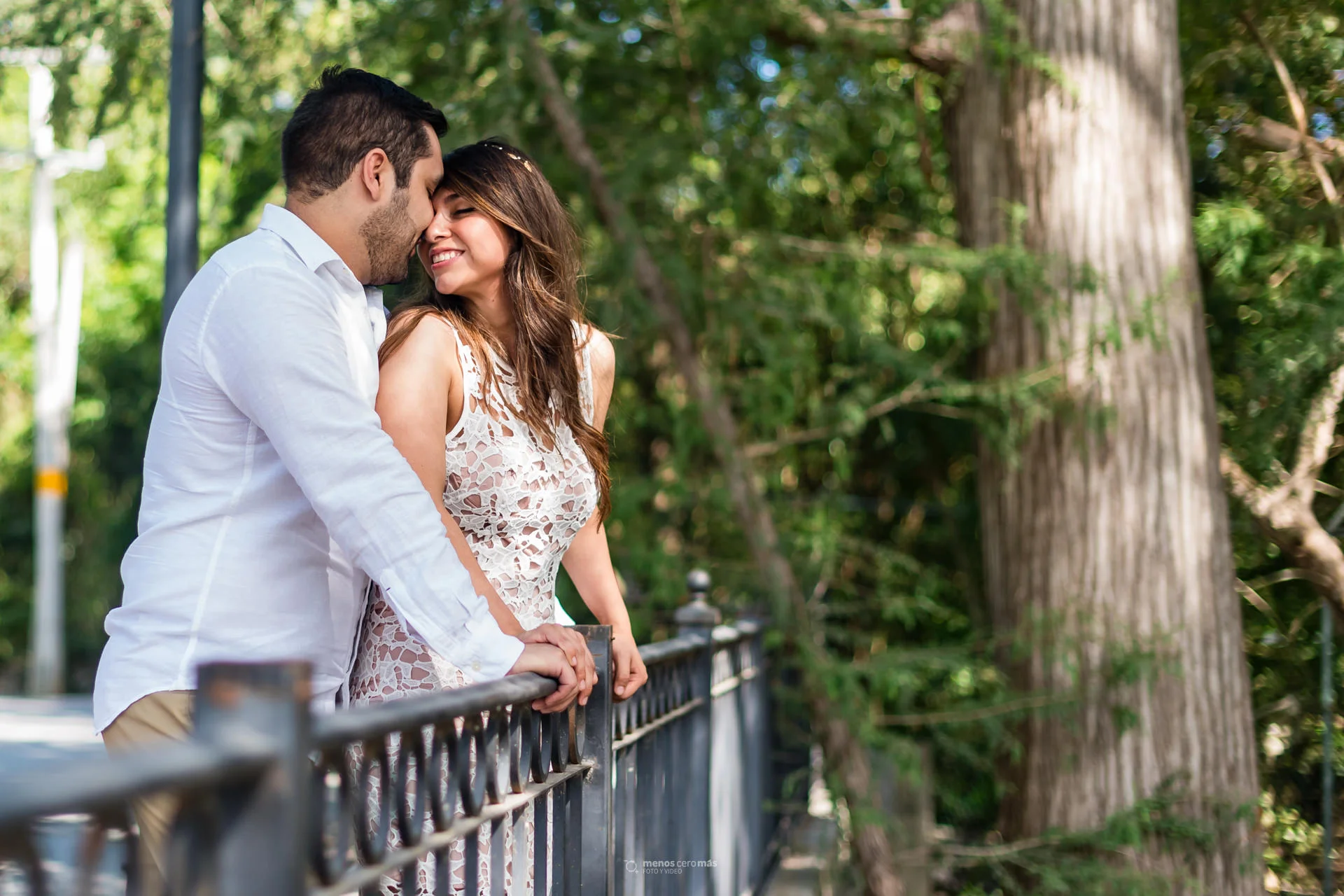 Fotografía en sesión informal de pareja sujentandose de barandal durante sesión de novios en Santiago NL