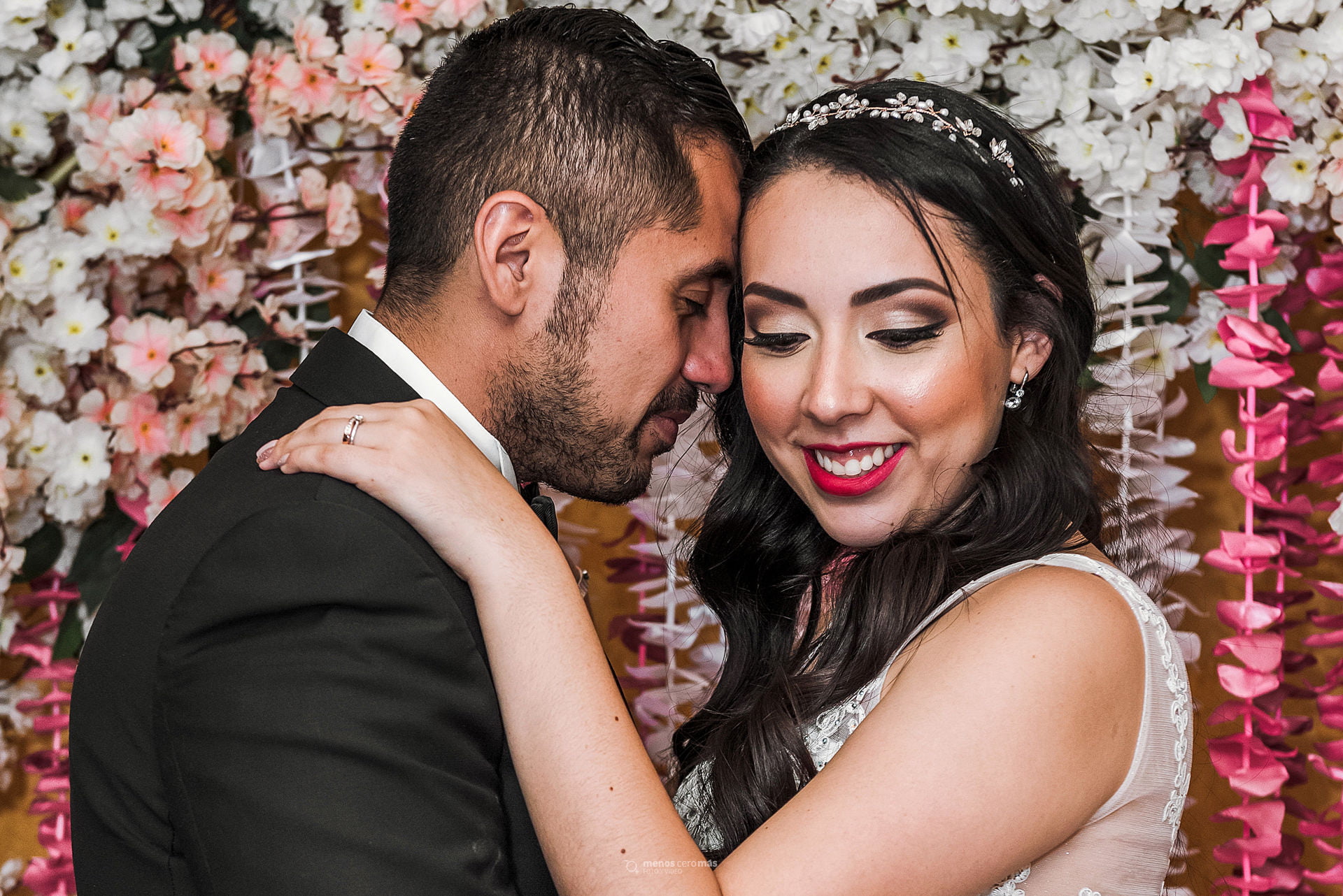 Melissa y Michelle, unidas por el amor, se funden en un tierno abrazo durante su boda civil en Escobedo. Las guirnaldas de flores color melón y blancas crean un marco romántico para este momento inolvidable.