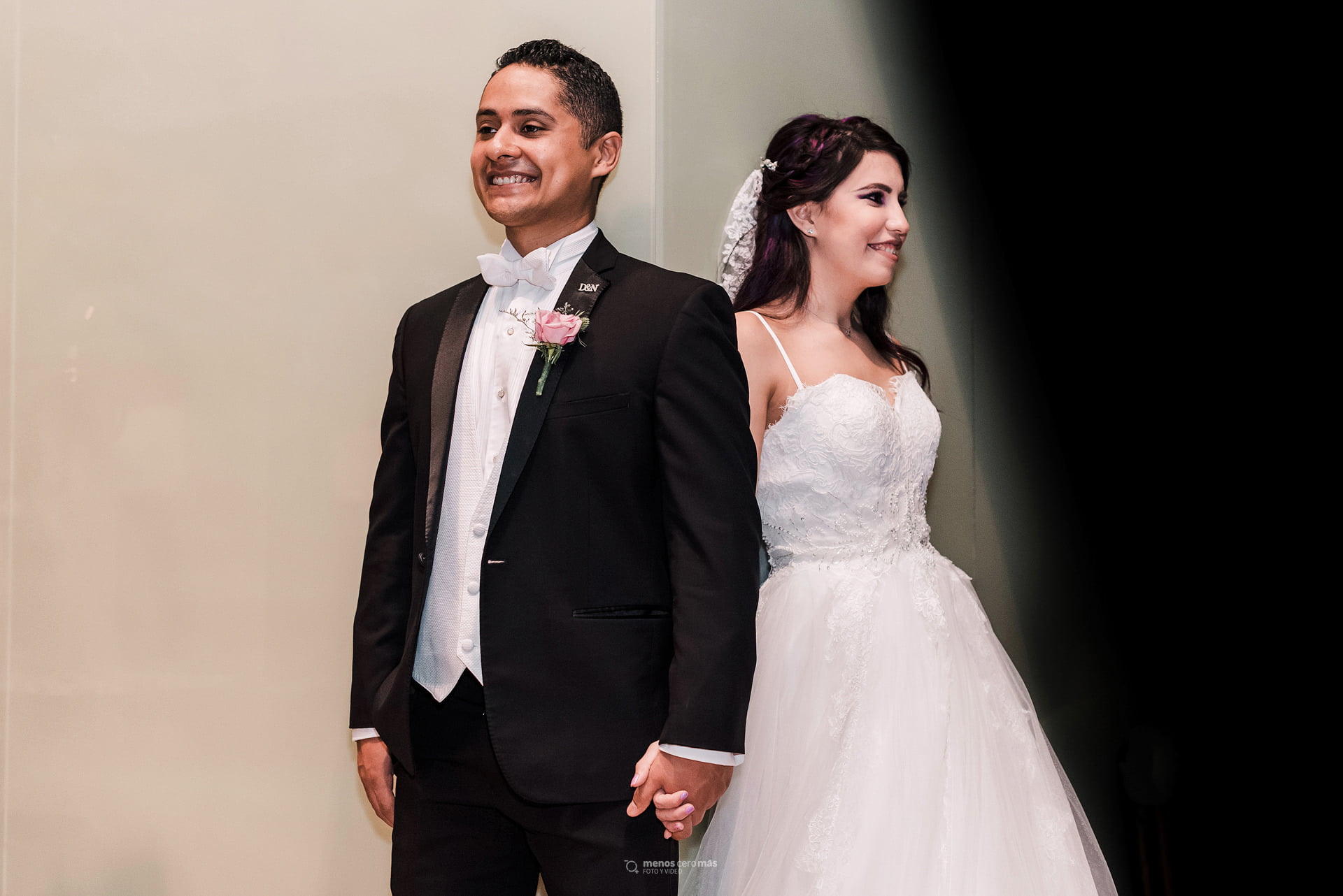 Nallely y Osvaldo, radiantes de felicidad, se toman de la mano en una esquina del Sheraton Monterrey Ambassador durante su sesión de fotos de boda.
