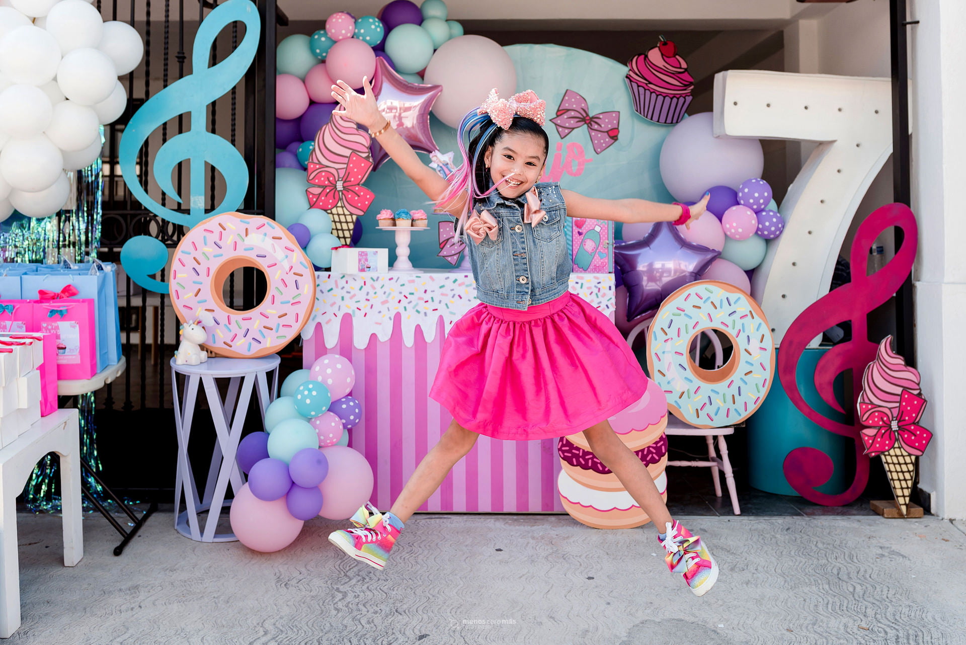 Majo celebra con alegría su séptimo aniversario con una caravana en casa llena de globos y figuras de donas en tonos rosa y celeste. La fotos reflejan la aegría de ese día.