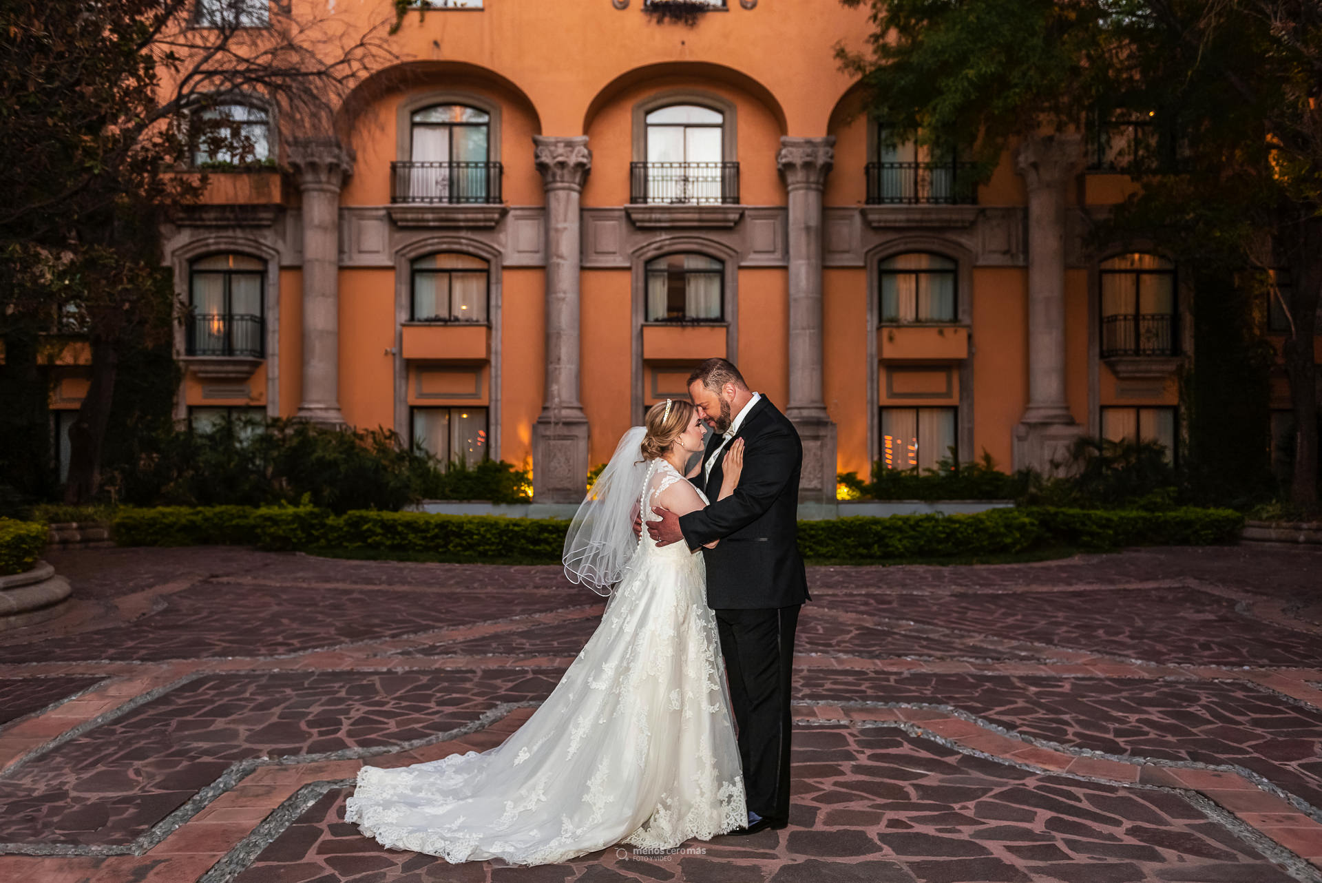 Fotografía de boda de Paty y Brian en explanada de Hotel Quinta Real