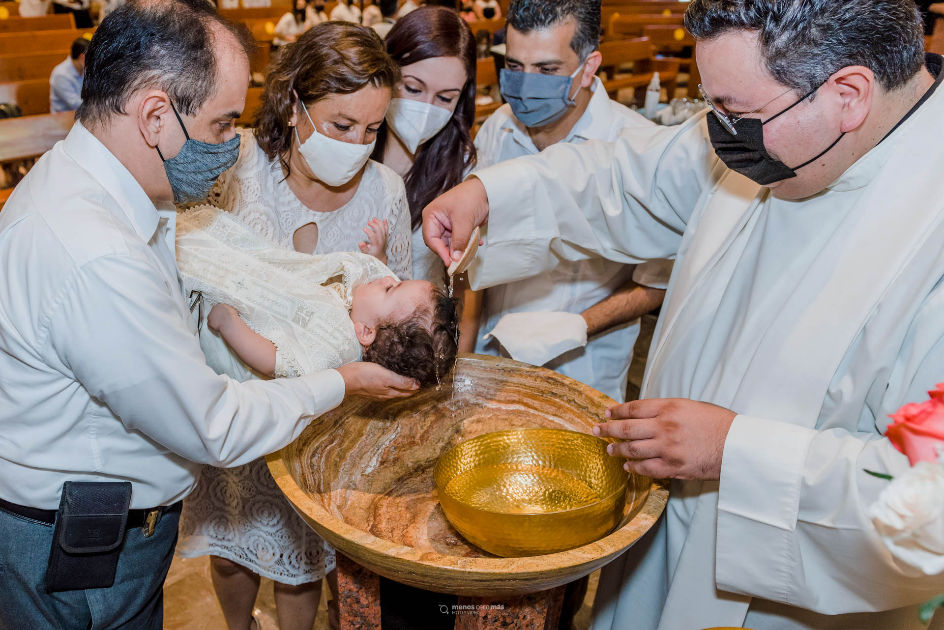 Fotografía de bautizo de Matías en una emotiva ceremonia en Monterrey. Fotografía: "menosceromás fotografía".