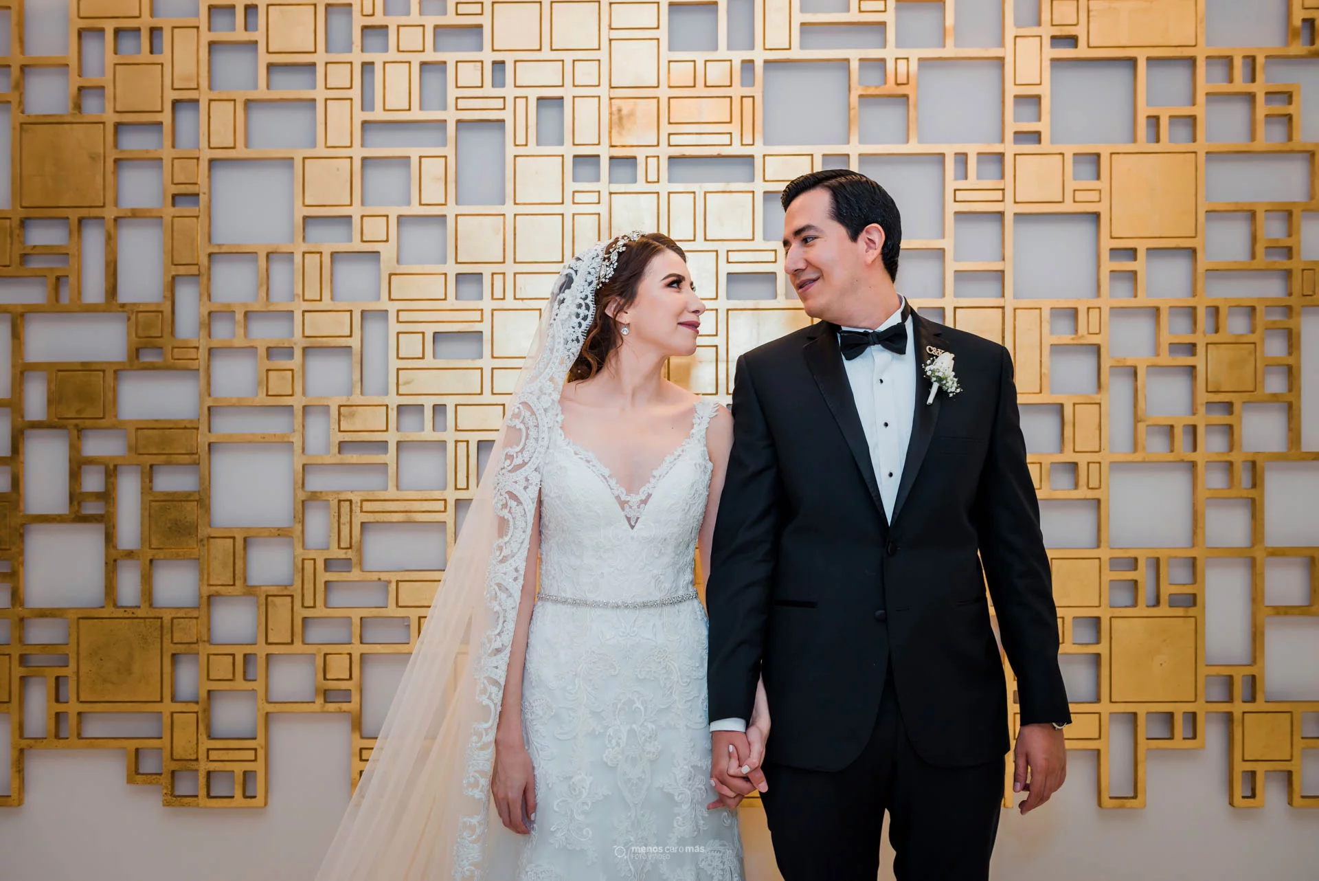 Anahi y Carlos, tomados de la mano en su boda en la Parroquia Cristo de la Montaña, Monterrey, México. Fotografía por "menosceromás fotografía".