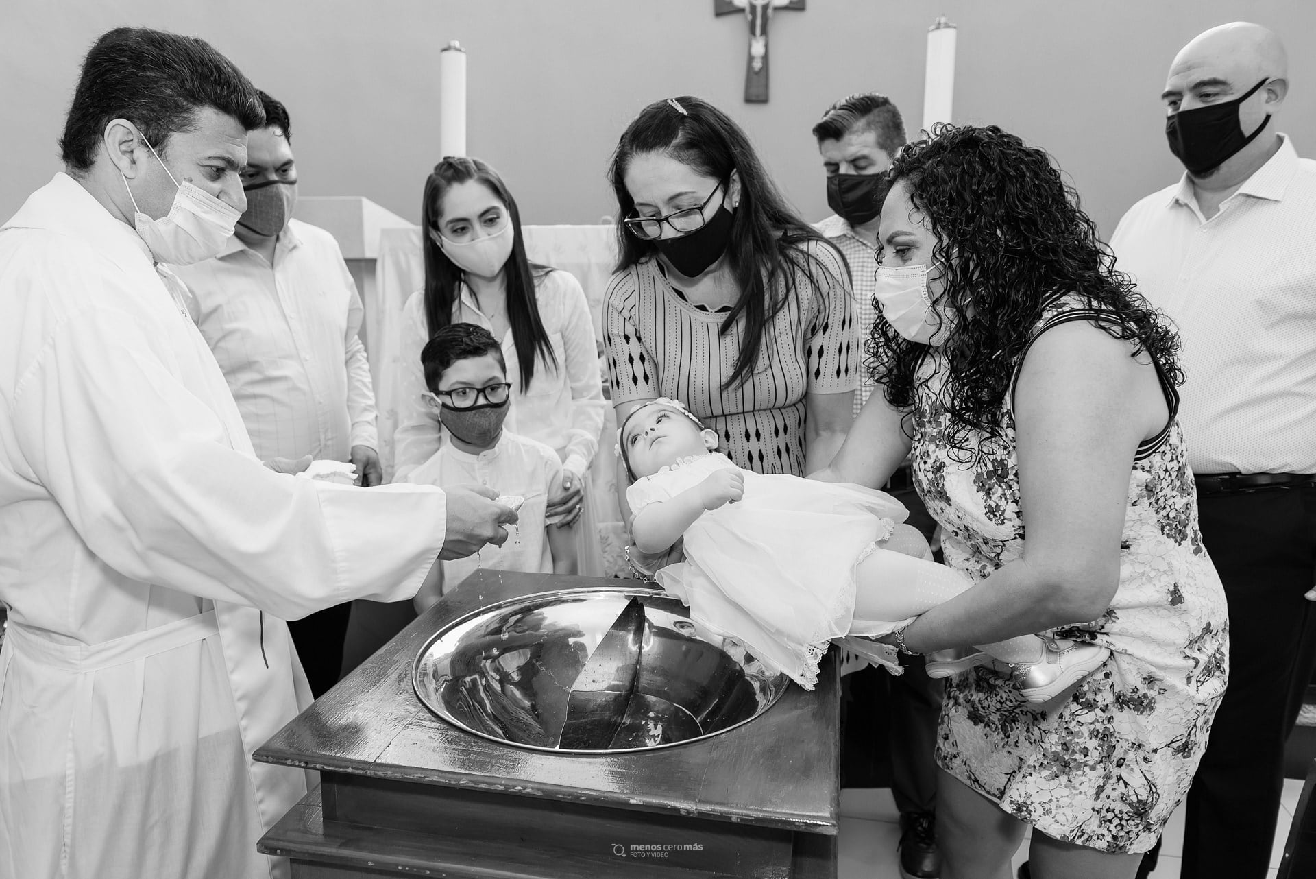 Mariana recibe el sacramento del bautizo en la Parroquia Nuestra Señora de Guadalupe Salud de los Enfermos. En las fotos mariana es acompañada de sus padres, hermano y padrinos.