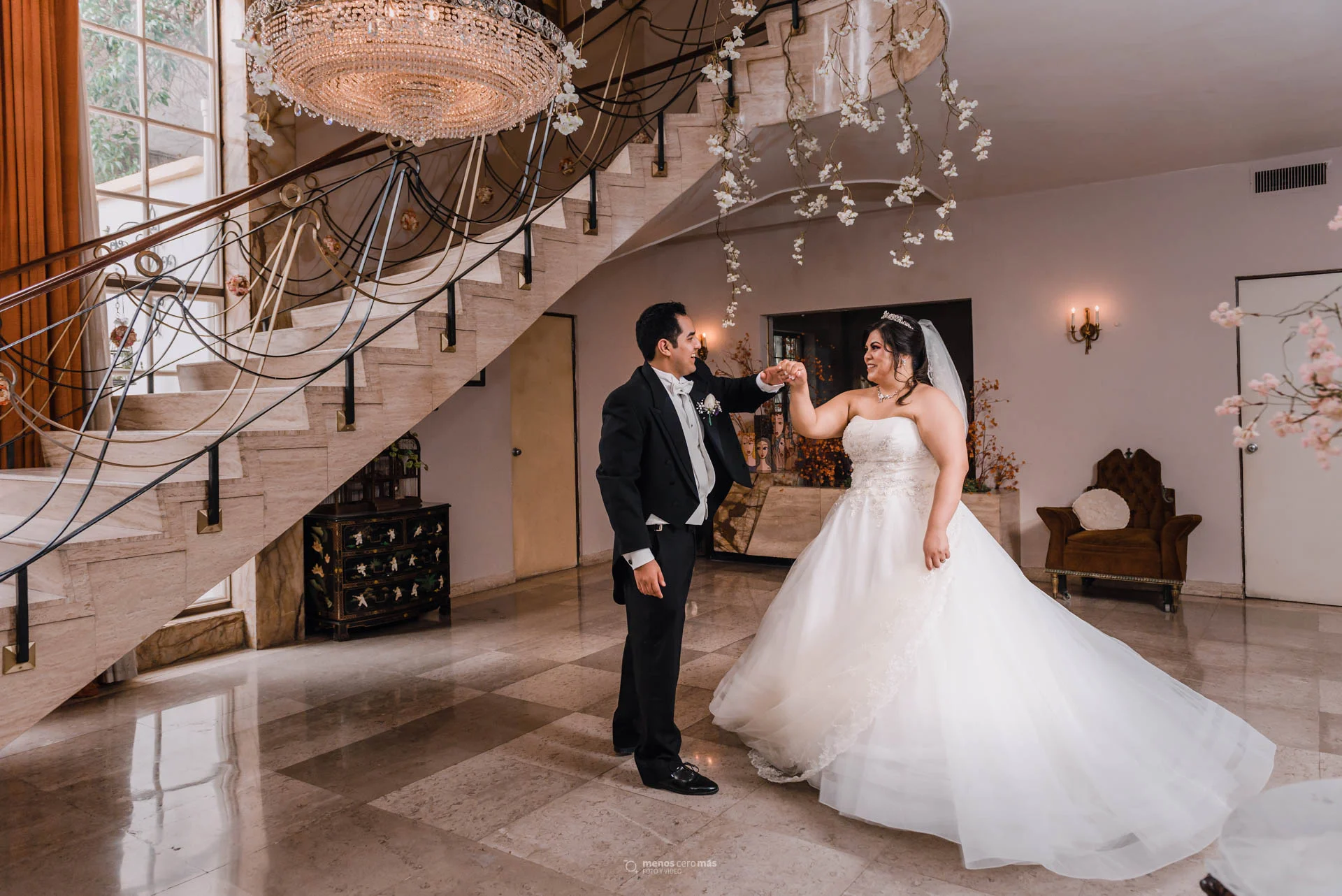 Boda en Windsor Eventos: Magda y Alan comparten un momento romántico durante la sesión formal de su boda. Foto: "menosceromás fotografía".