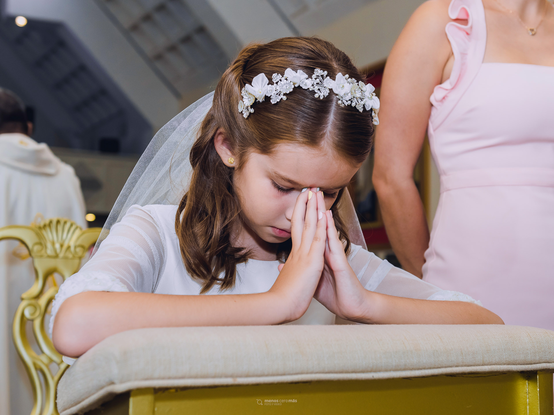 fotografía de primera comunión de Jackie orando en su primera comunión en la Parroquia Santa Engracia