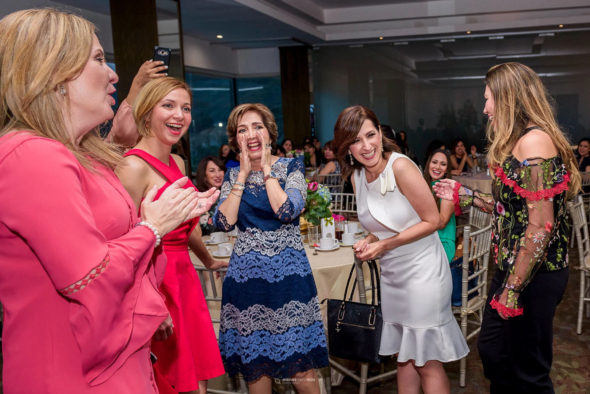 Fotograía de novia vitoreada por sus invitadas en su despedida de soltera en Alpino Chipinque