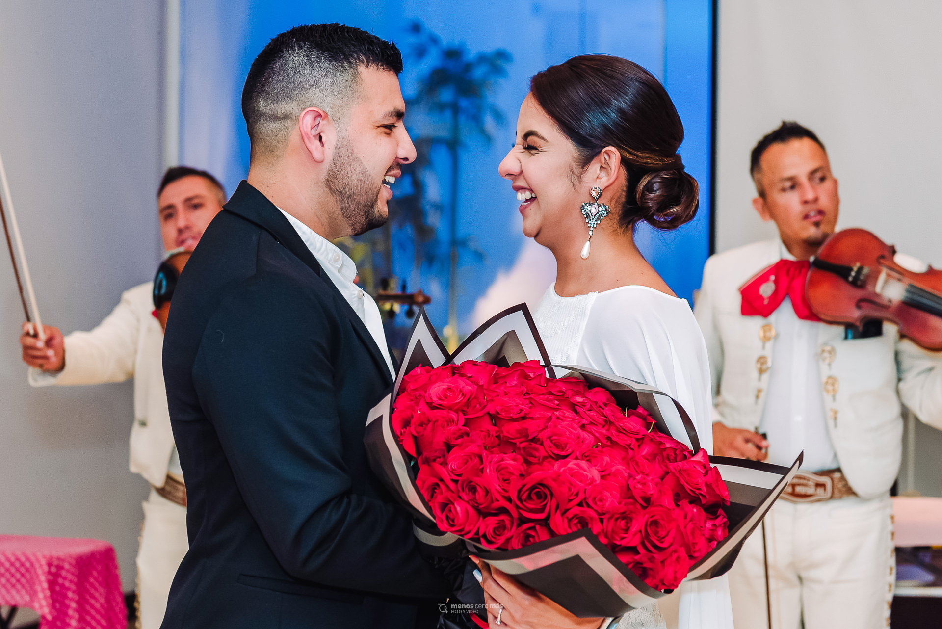 Fotografía de despedida de soltera en Monterrey, novio regalando flores a su novia durante despedida realizada en Espacio Fundidora en Monterrey