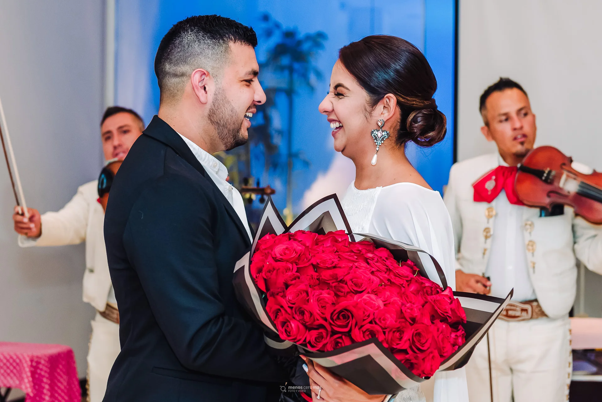Fotografía de despedida de soltera en Monterrey, novio regalando flores a su novia durante despedida realizada en Espacio Fundidora en Monterrey
