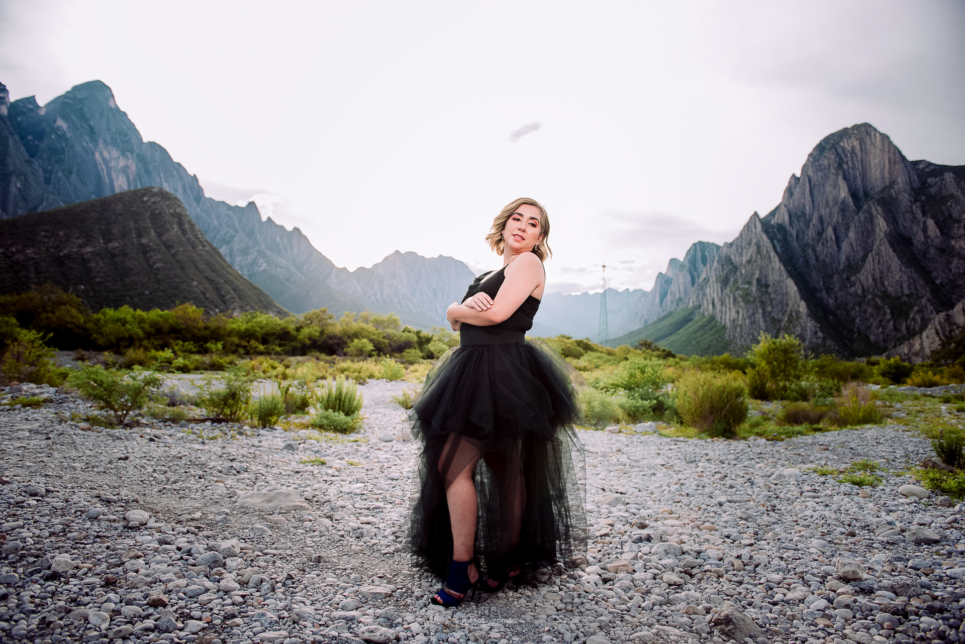 Daniela celebra su aniversario con una sesión fotográfica en el Parque La Huasteca. La imagen la muestra con un elegante vestido negro, con las imponentes montañas de la Huasteca como telón de fondo.
