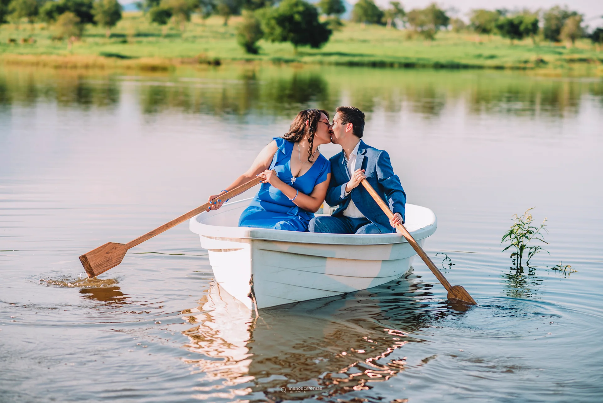 Isabel y Francisco en lancha en Rancho Don Glafiro