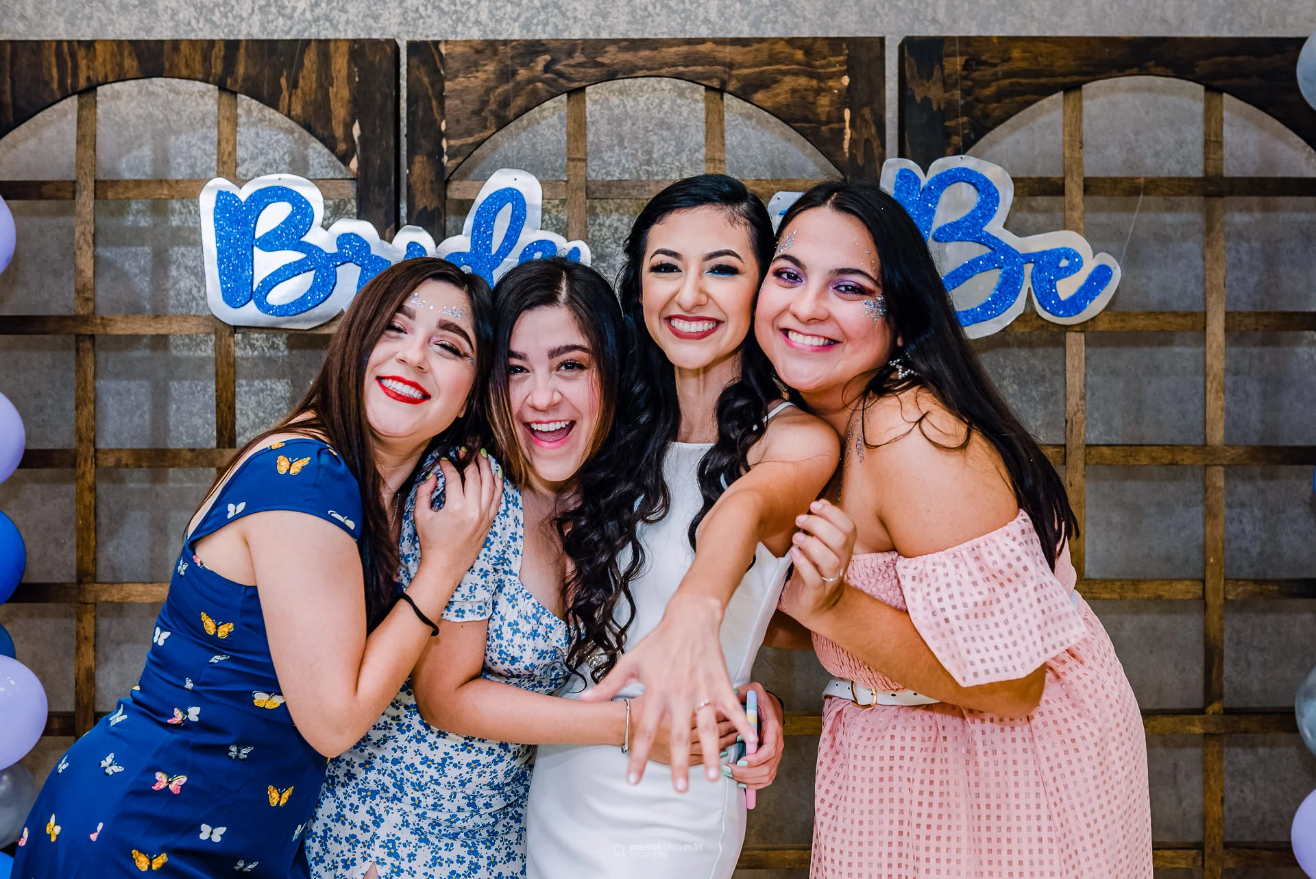 Fotografía de Lisset celebra su despedida de soltera en Kapala Eventos, rodeada del cariño de sus amigas. En la imagen, la novia muestra su anillo de compromiso con una sonrisa radiante.