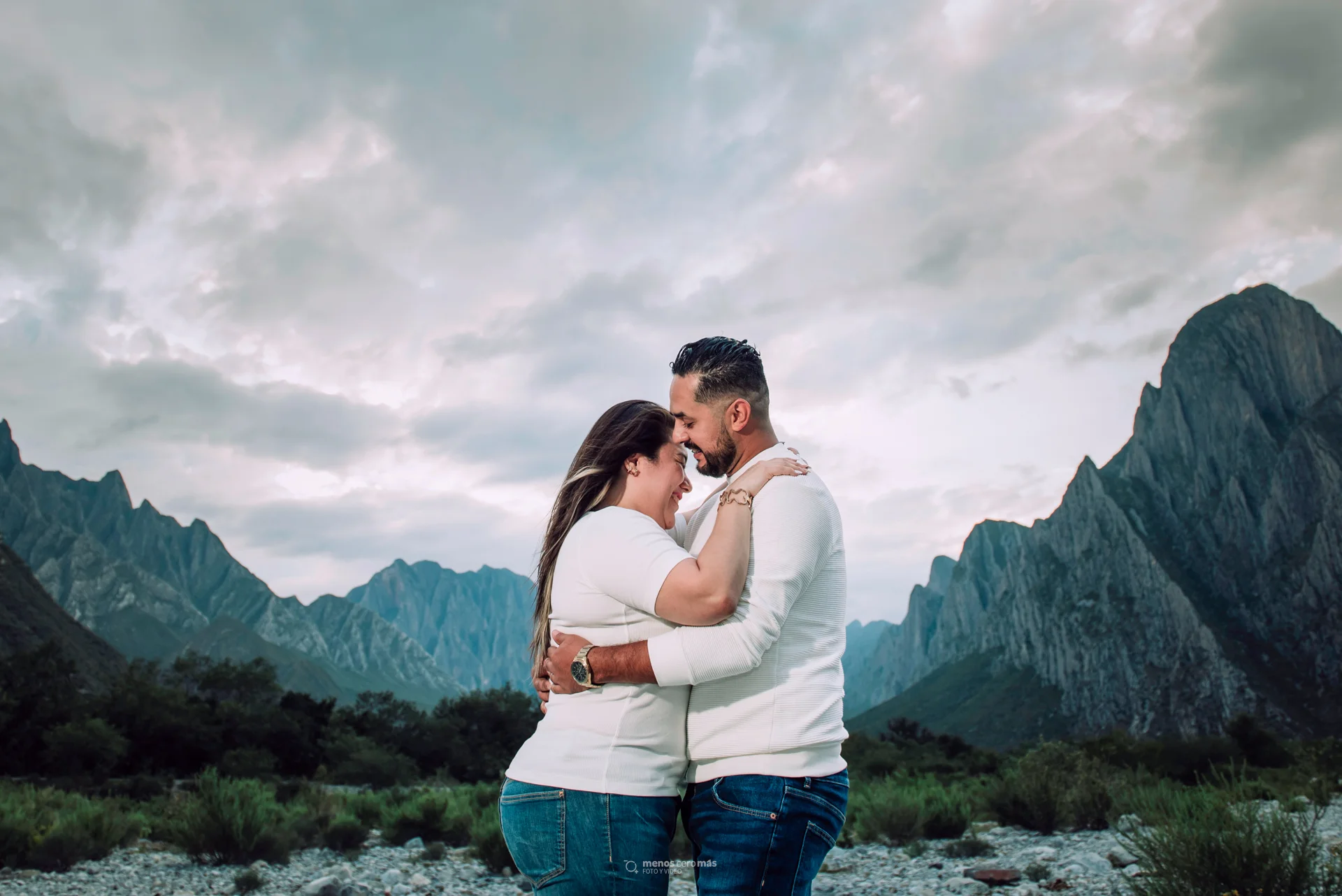 Fotografía de Jannette y Christian sonriendo en su sesión en Parque La Huasteca