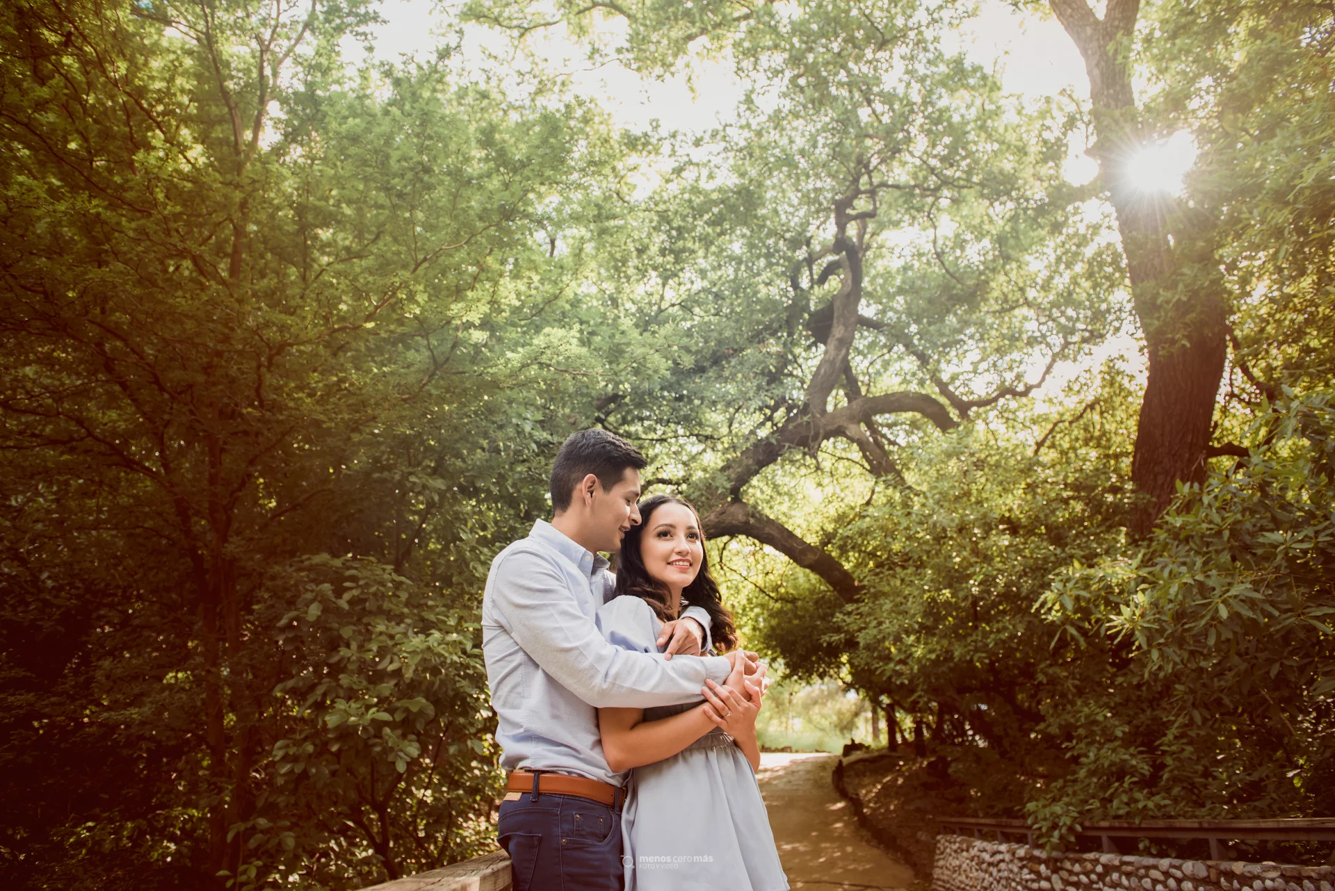 Cesar y Monserrat en puente en rio la silla, iluminados con rayos de sol