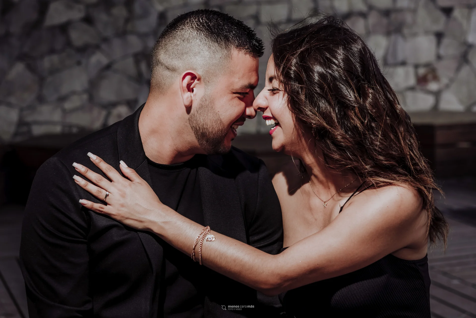 pareja sonriendo en explanada de Museo de Historia Mexicana