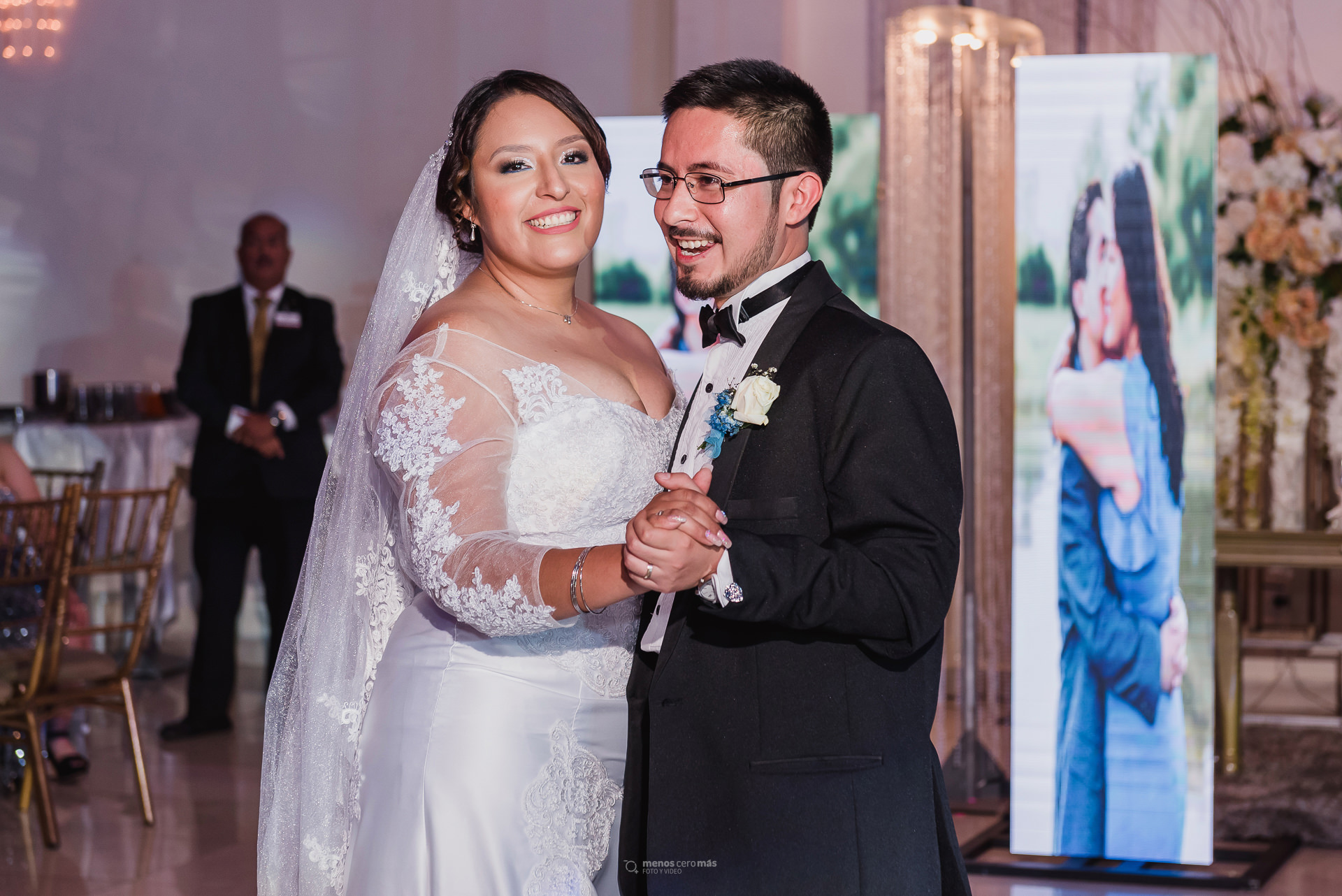 Fotografía de Isabel y Francisco bailando su primer baile como marido y mujer en su boda en el salón Gran Campanario.