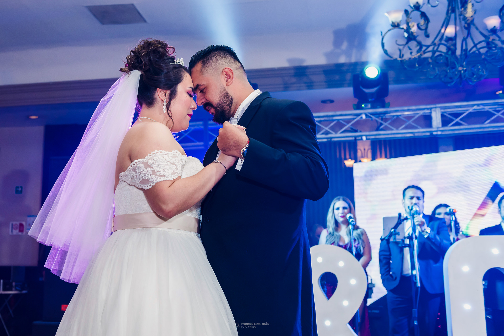 Fotografía de documentación de boda de Jannett y Christian bailando su primer baile como marido y mujer en el salón Las Pampas Eventos.