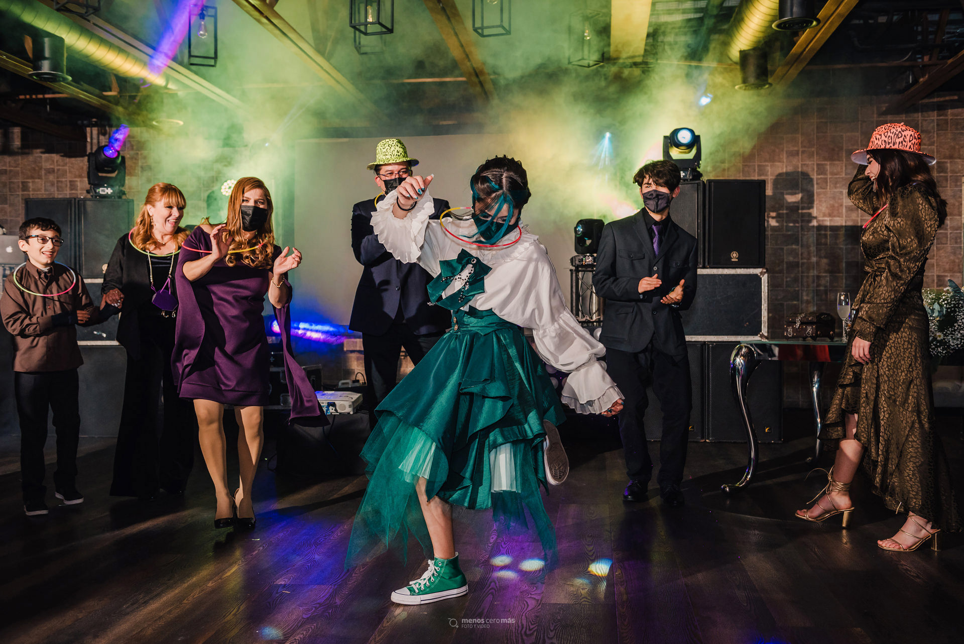 Fotografía de Carolina bailando con alegría en su fiesta de XV años celebrada en Atrium Anáhuac, en San Nicolás de los Garza, N.L. La quinceañera luce un vestido blanco con verde.