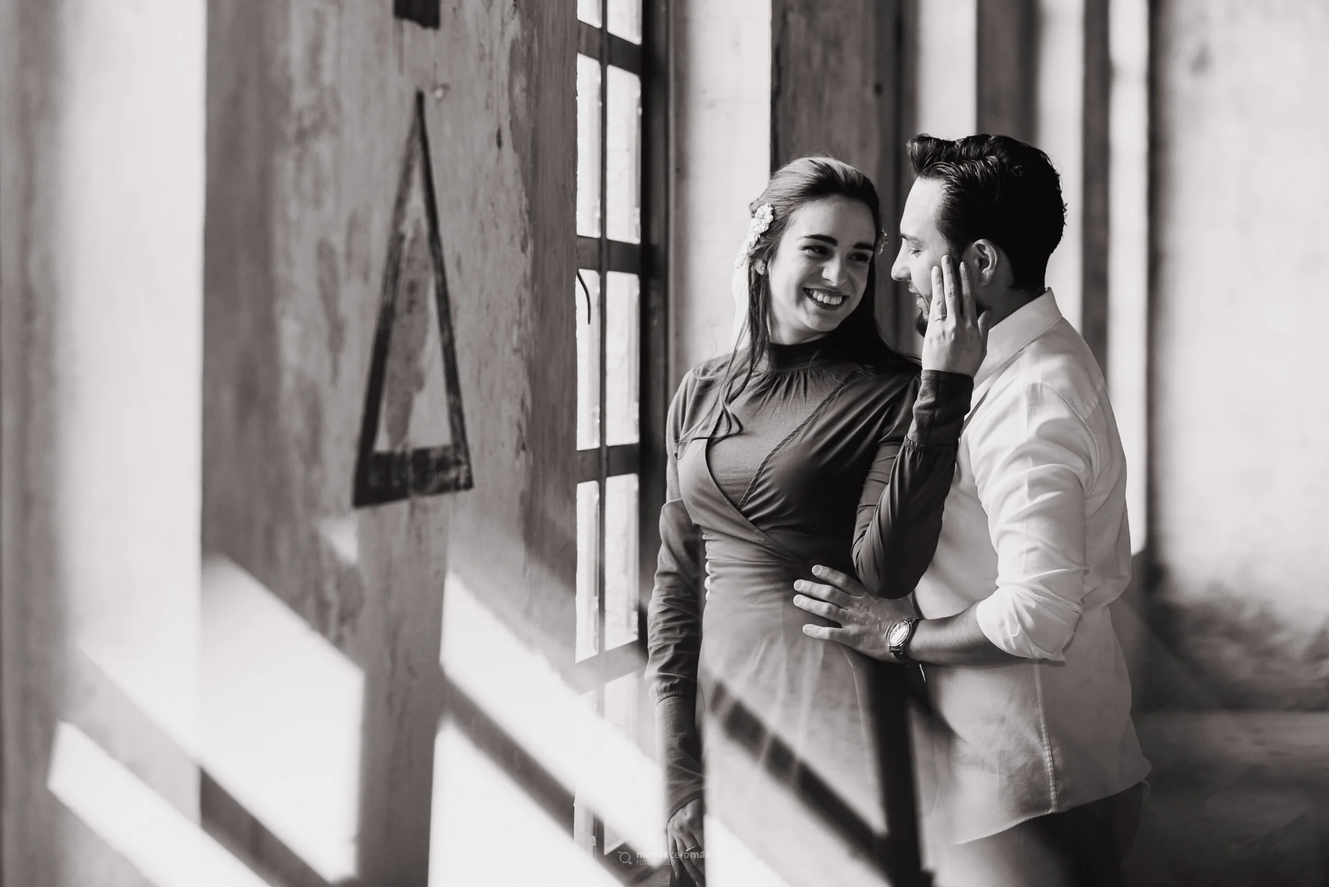 Sesión informal de pareja en Fábrica el Porvenir, Monterrey. Isela y Edgar disfrutan de un momento casual y divertido en este espacio industrial.