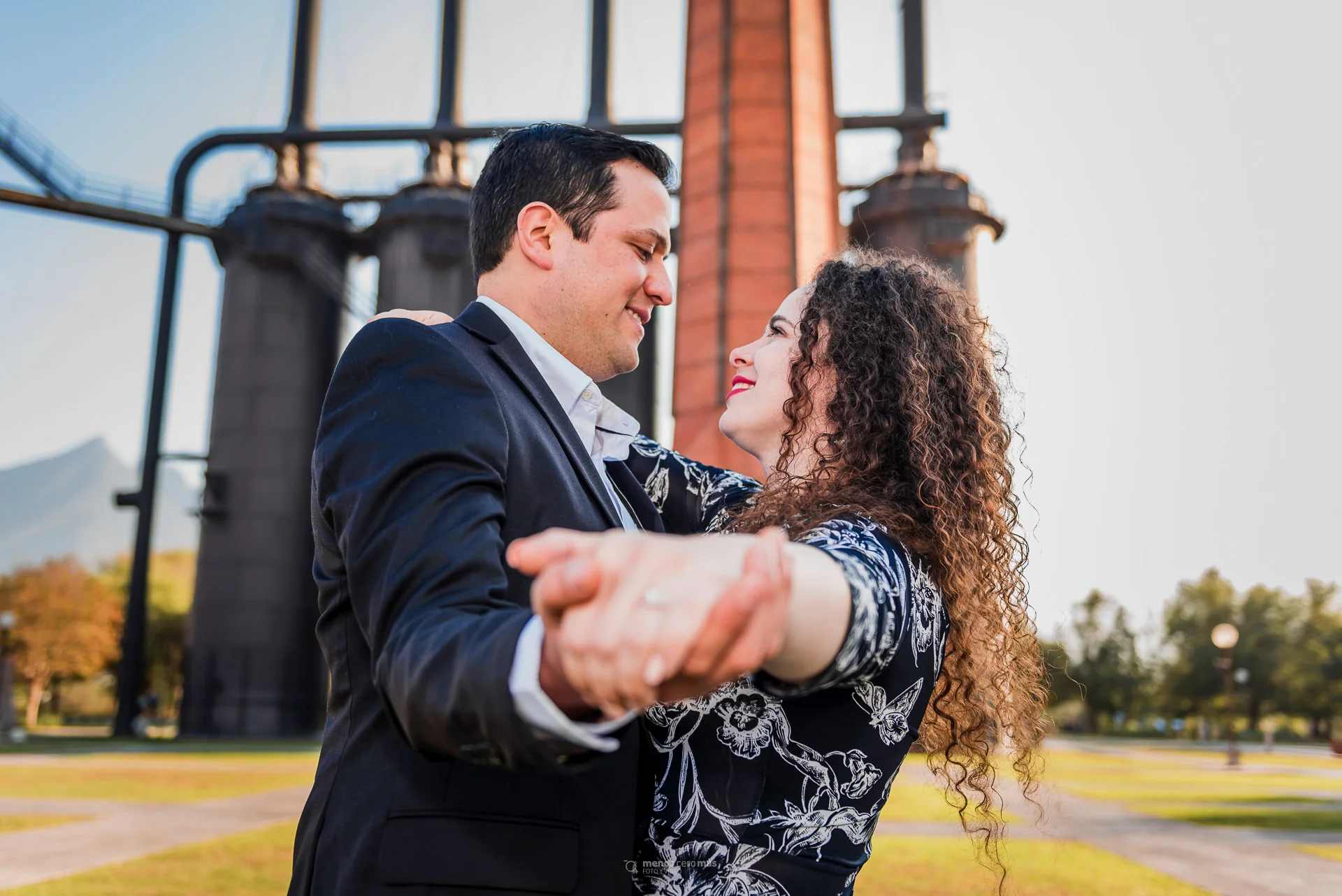 Imagen de Aída y Eduardo en una sesión casual de fotos en el Parque Fundidora, con el Horno 3 al fondo.