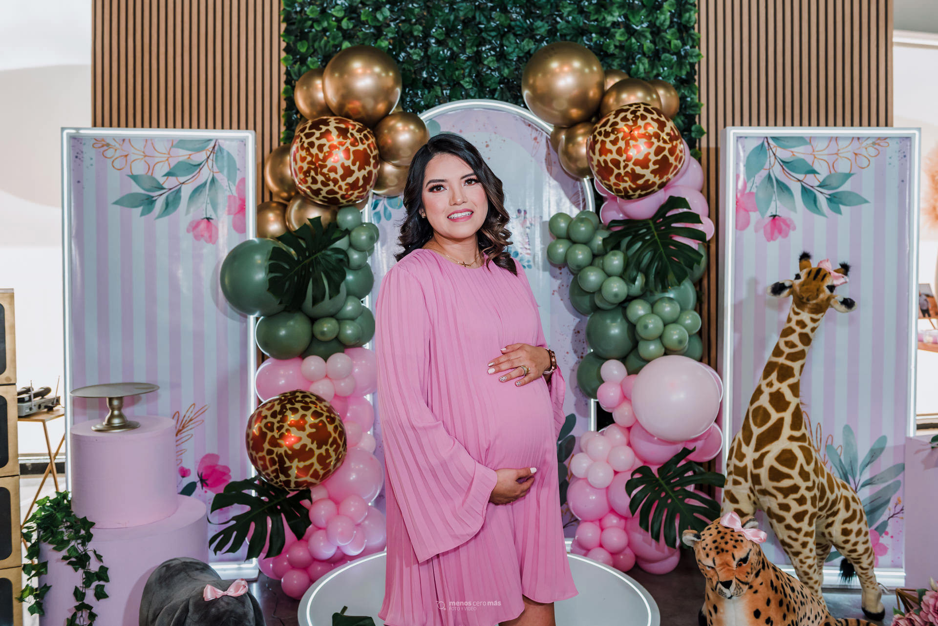 Fotografía de Elisa, radiante y embarazada, sonriendo en su babyshower celebrado en Santa Bárbara Eventos en Escobedo. Rodeada de familiares y amigos, disfruta de la decoración en rosa y con detalles de animales que anuncia la próxima llegada de su bebé.