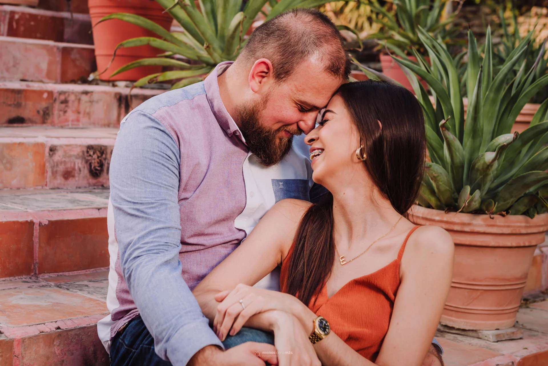 Imagen de Evelyn y Luis Carlos en una sesión casual de fotos en Quinta El Juncal, en Guadalupe, México. La pareja, con los ojos cerrados y recargados en la frente del otro, transmite una conexión profunda y un amor incondicional.