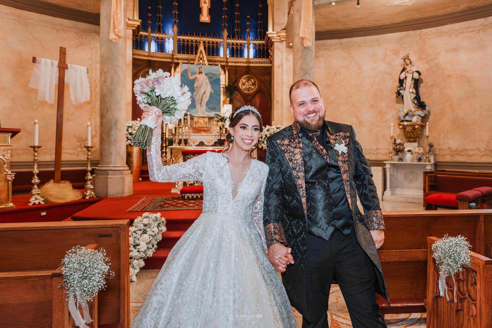 Fotos de la boda de Evelyn y Luis saliendo de la iglesia Expiatorio San Luis Gonzaga después de su boda, para luego dirigirse a la recepción en Las Pampas Eventos.