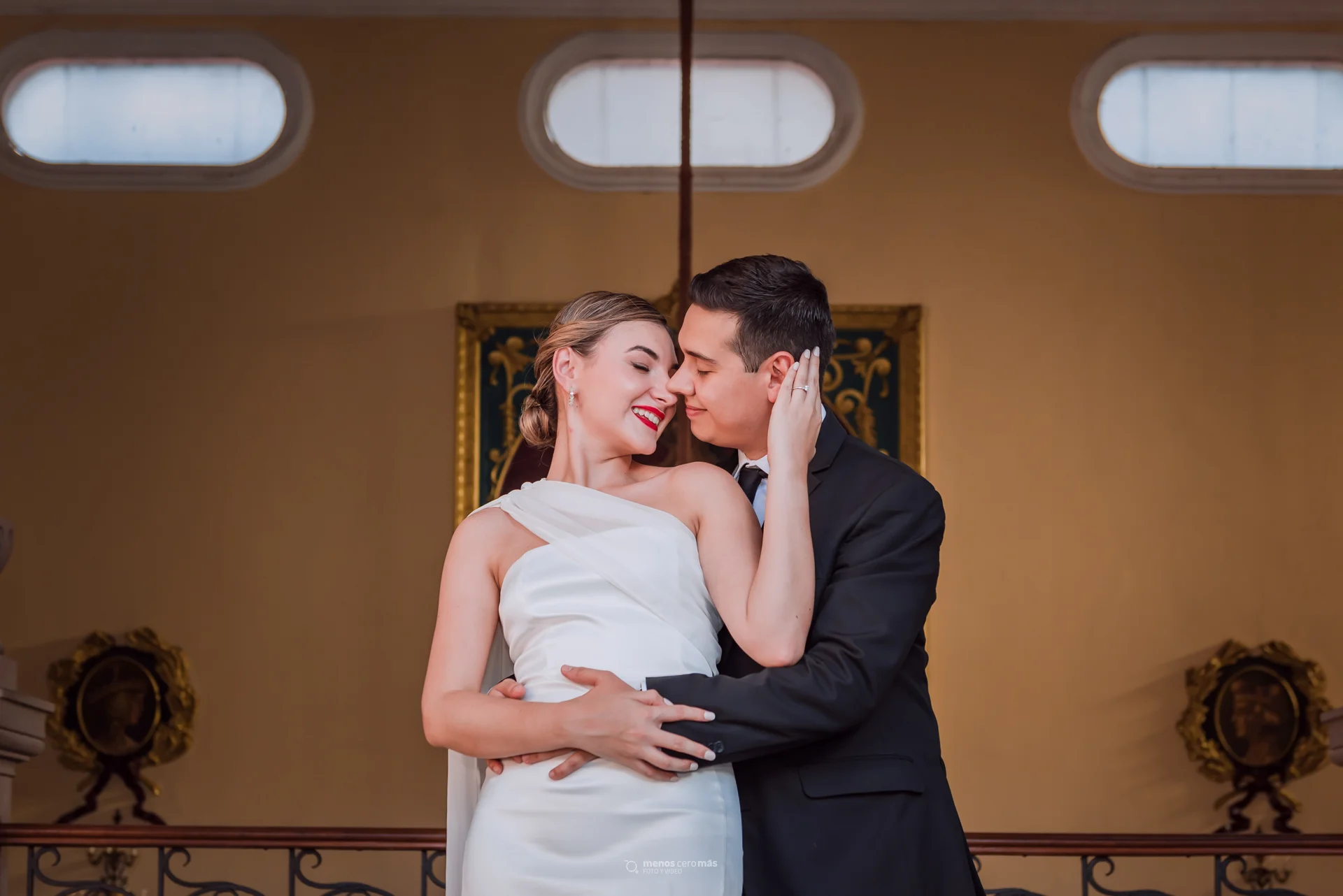 Fotografía de sesión casual de Karla y Adrián en Museo Palacio de Gobierno