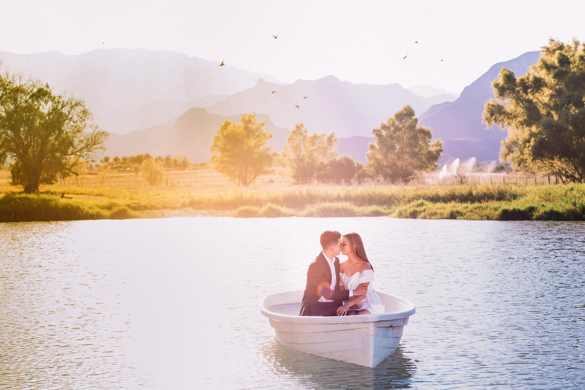 Imagen de Loami y Abimael disfrutando de un romántico paseo en lancha en el rancho Don Glafiro, Allende. Sonrientes y abrazados, la pareja se deleita con el paisaje natural y la conexión especial de su momento.