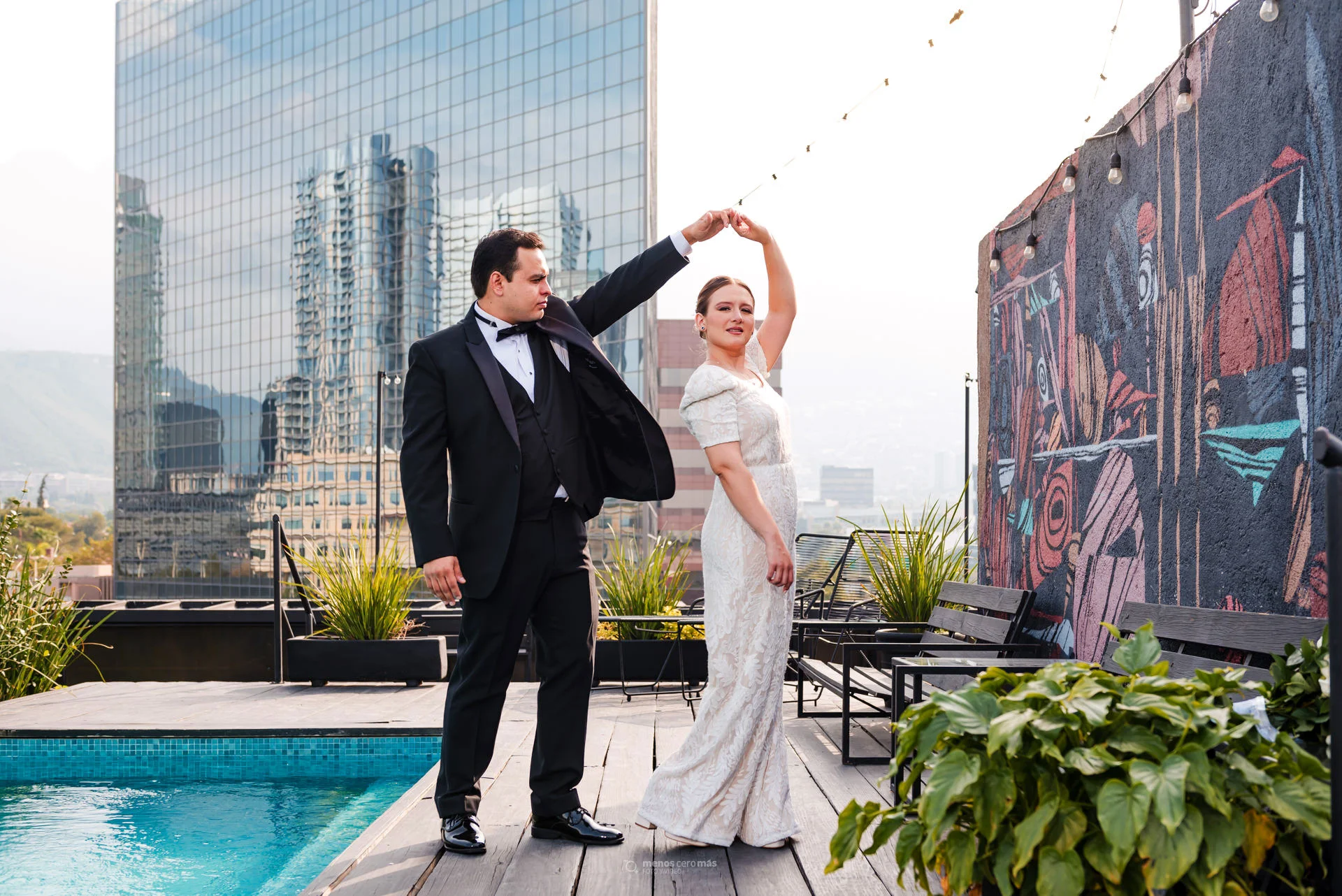 Imagen de una pareja de novios bailando en su sesión formal en el Hotel Auténtico en San Pedro Garza García, Nuevo León, México. Para la boda la novia lleva un conjunto en beige y el novio un traje negro.