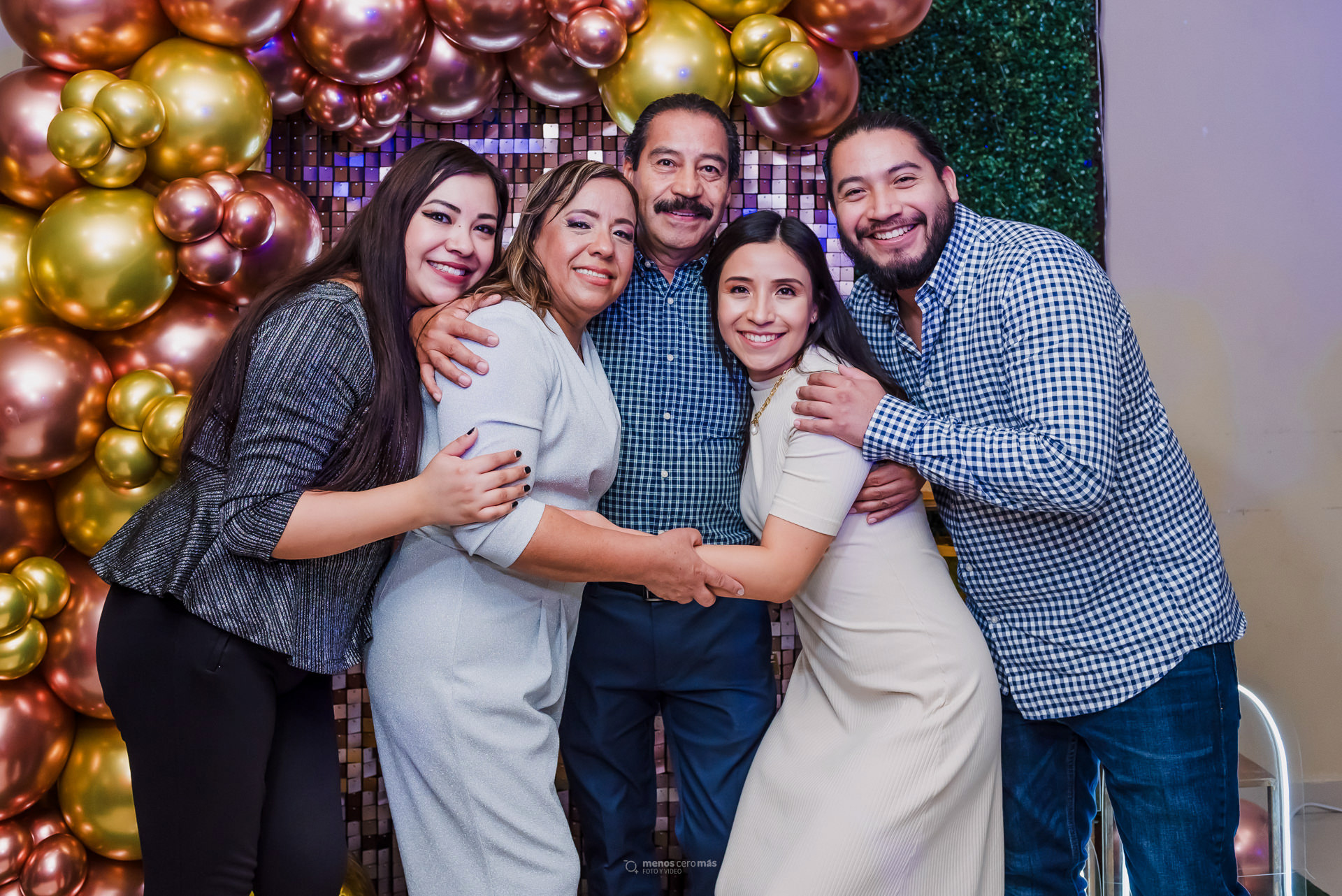 Emotiva imagen de Rosario y José celebrando su 60 aniversario de bodas en Monterrey, rodeados de su familia. La imagen captura el amor y la felicidad que comparten en este día tan especial.