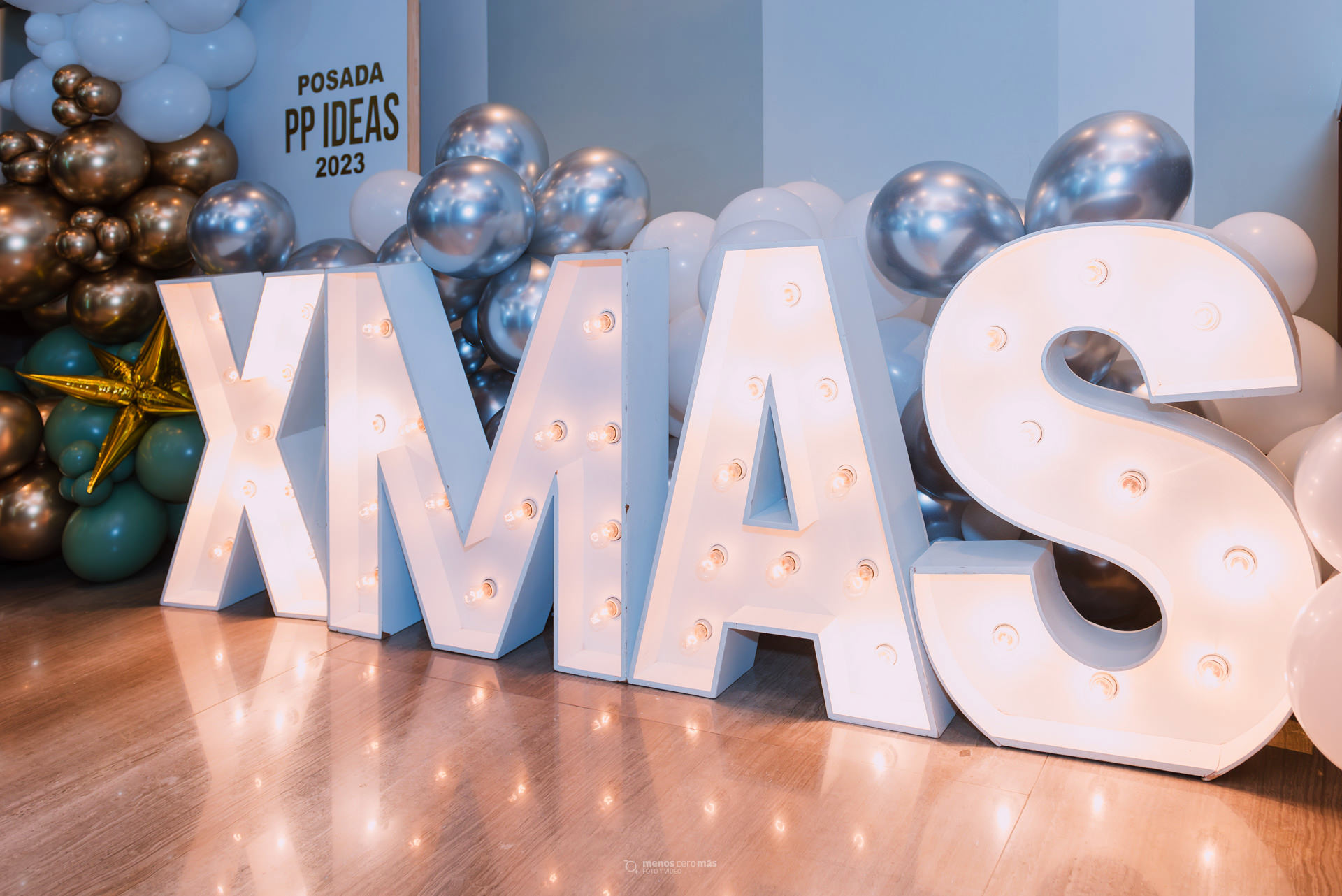 Imagen de la posada navideña 2023 de la empresa PPIdeas en San Pedro Garza García, Nuevo León. La imagen muestra letras decorativas con la palabra "xmas" iluminando y ambientando el evento.