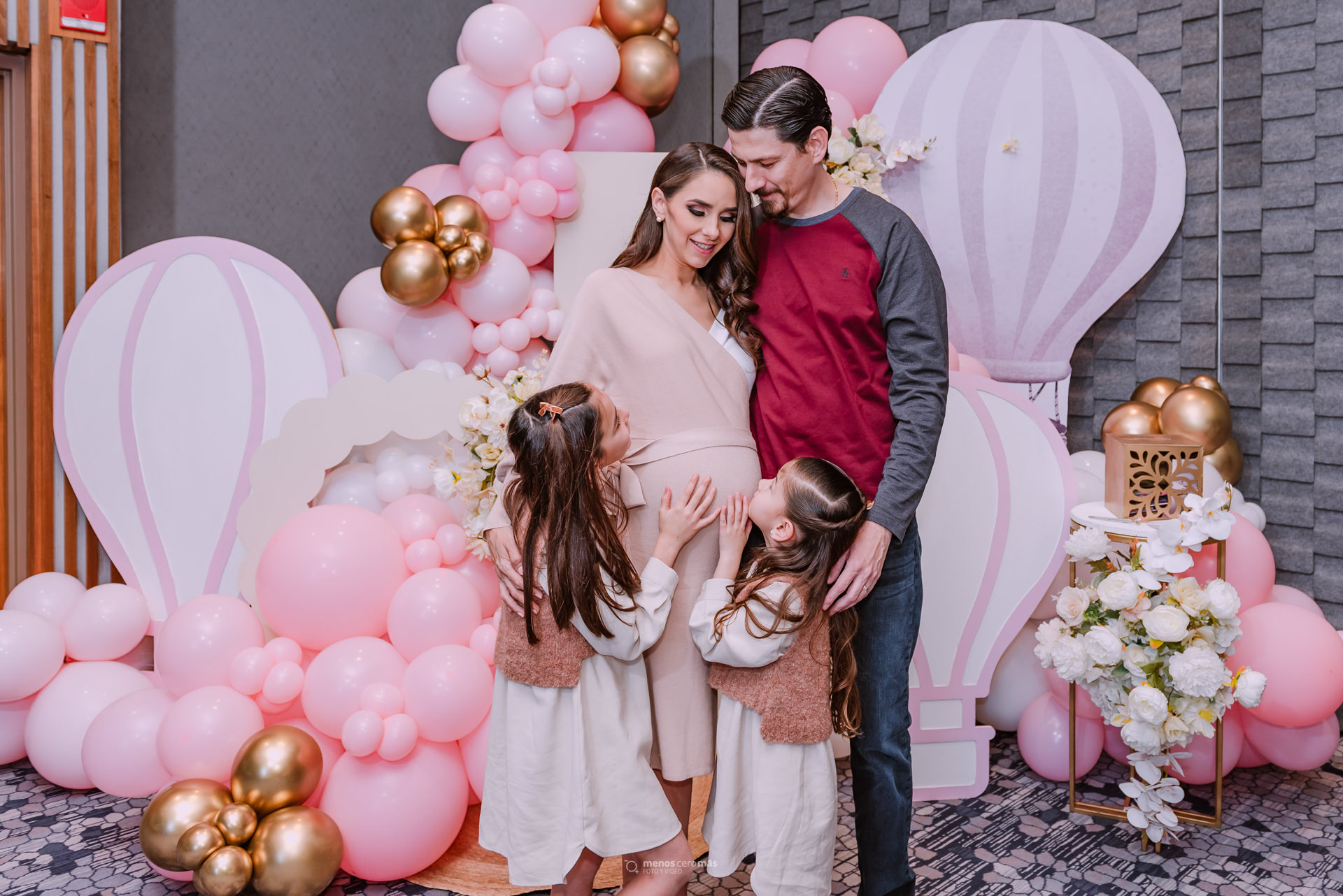 Fotografía de babyshower de Sagrario en Hotel Westin Monterrey Valle, festejada, esposo y sus hijas posan frente a set decorativo