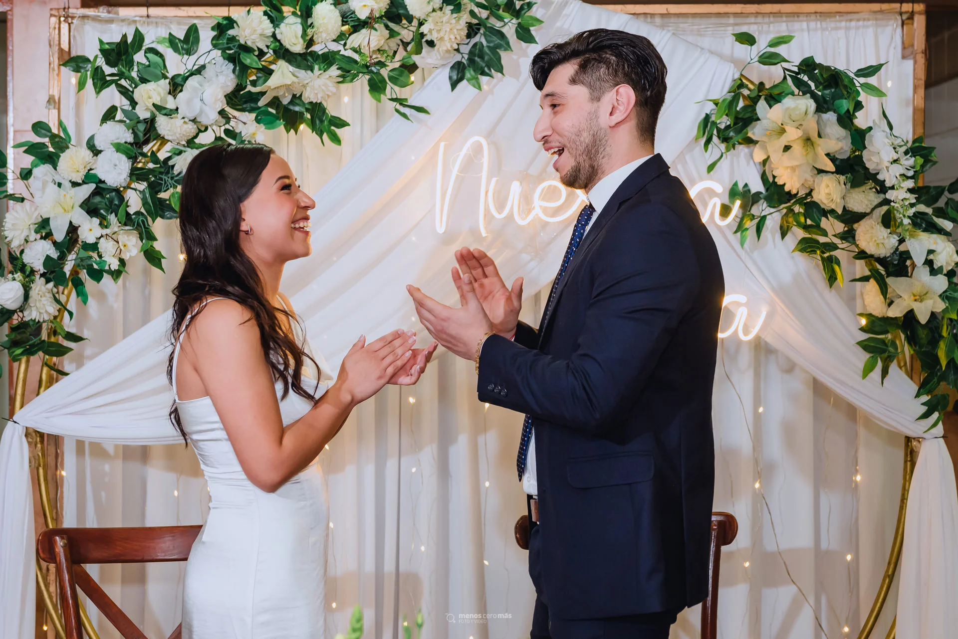 Fotografía de boda civil en Club Primavera, Novios aplauden durante la ceremonia